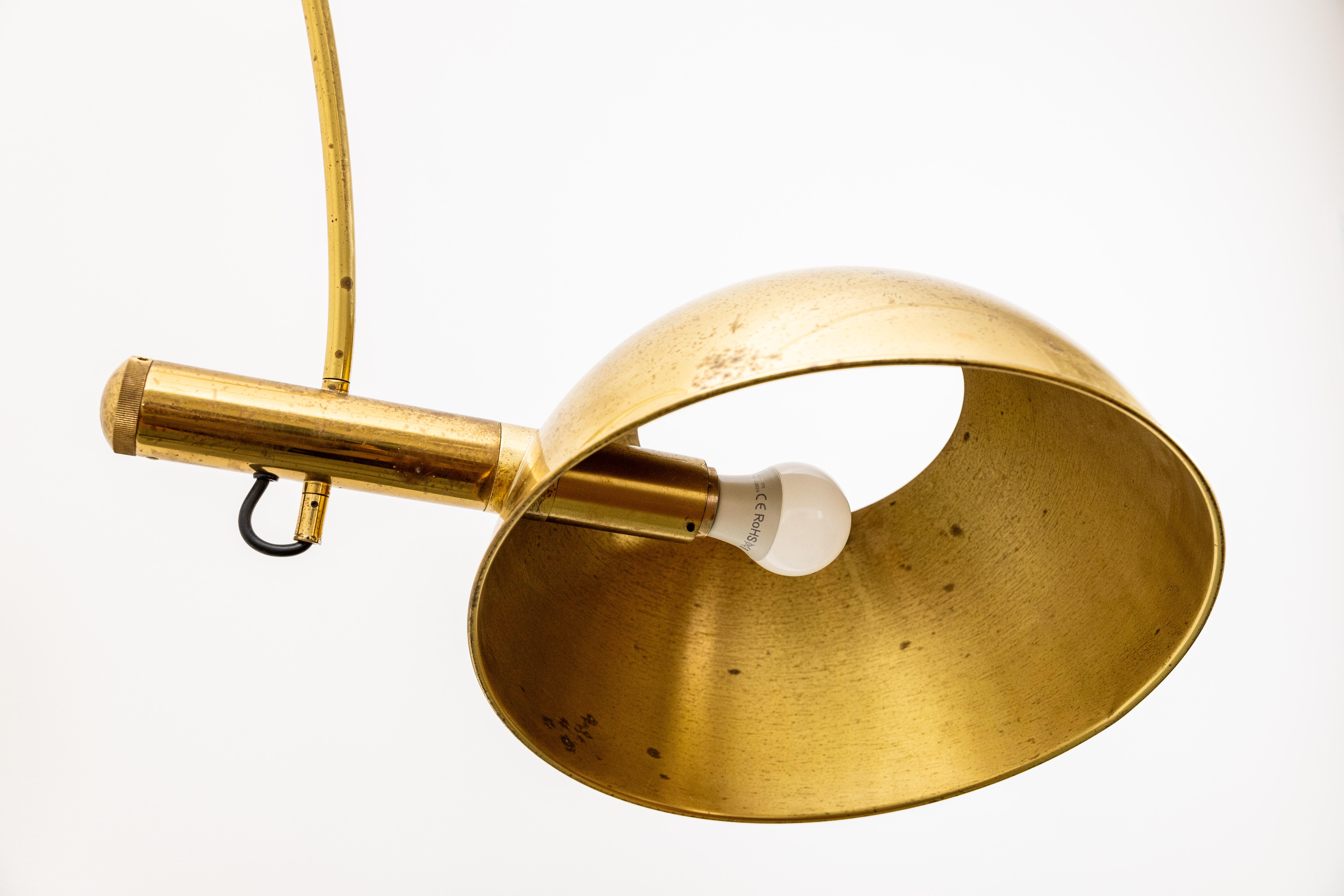 Lampada da terra ad arco regolabile in ottone di Florian Schulz, Germania in vendita 8