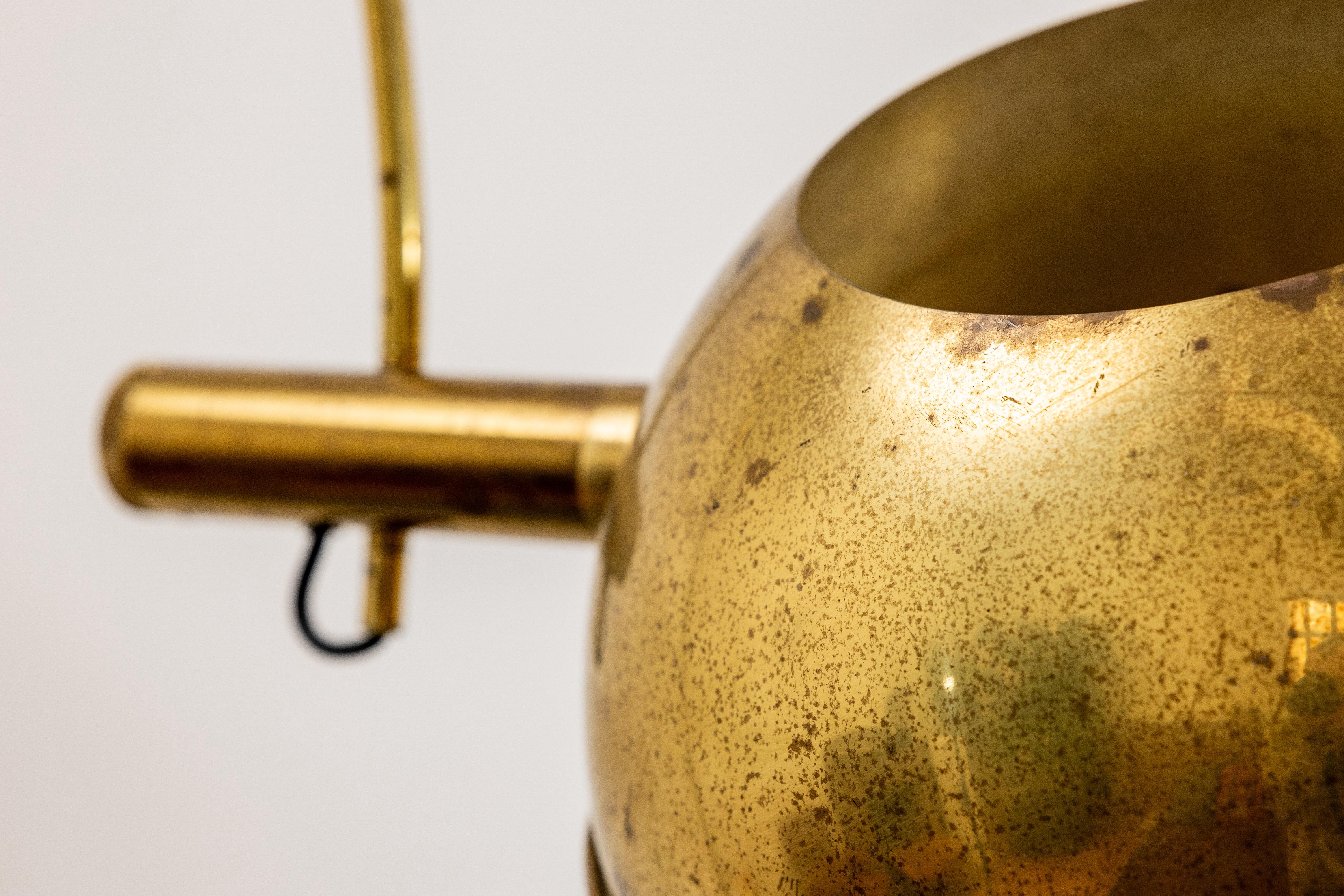 Lampada da terra ad arco regolabile in ottone di Florian Schulz, Germania in vendita 9