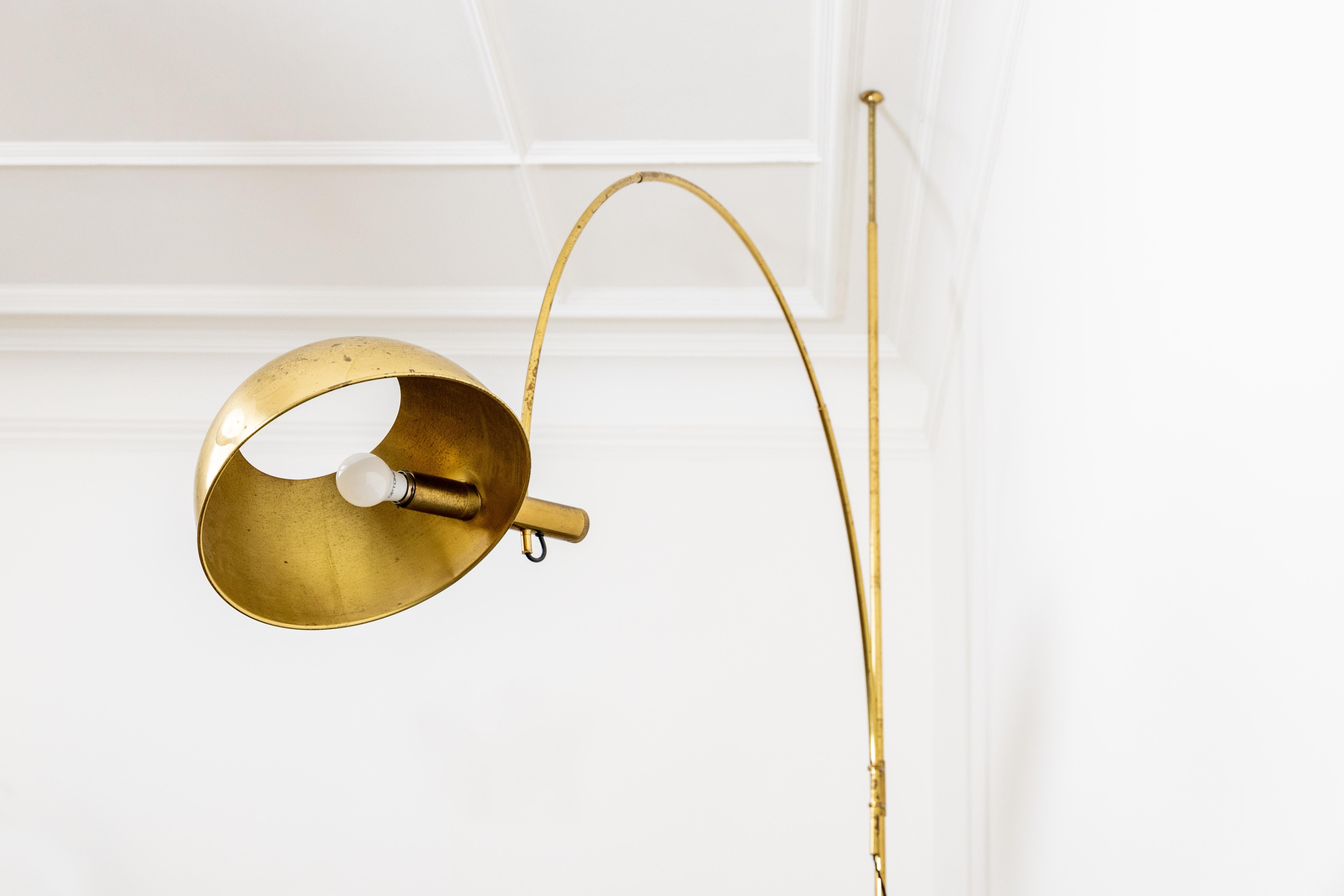 Mid-Century moderno Lampada da terra ad arco regolabile in ottone di Florian Schulz, Germania in vendita