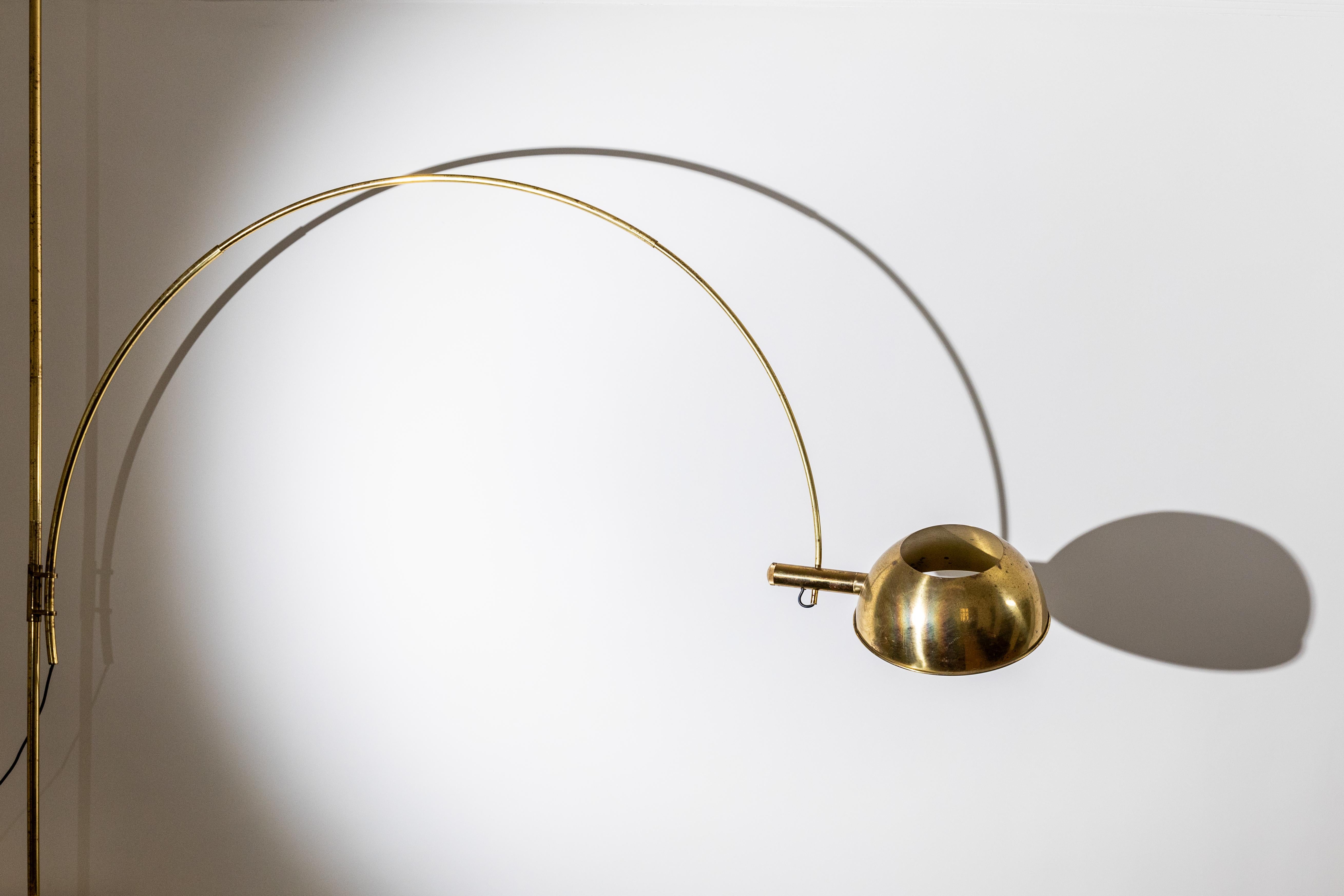 Tedesco Lampada da terra ad arco regolabile in ottone di Florian Schulz, Germania in vendita