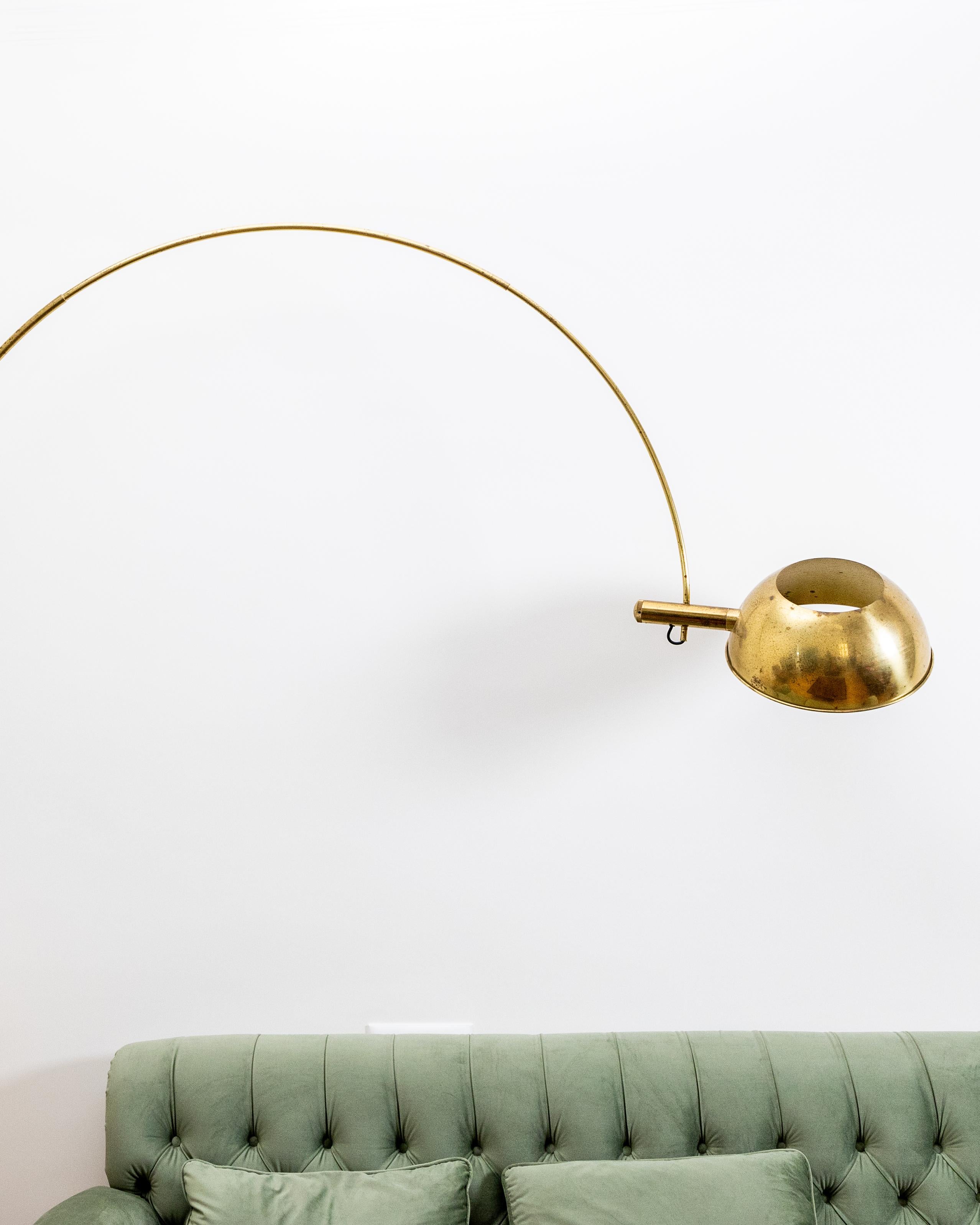 Oggetti in metallo Lampada da terra ad arco regolabile in ottone di Florian Schulz, Germania in vendita