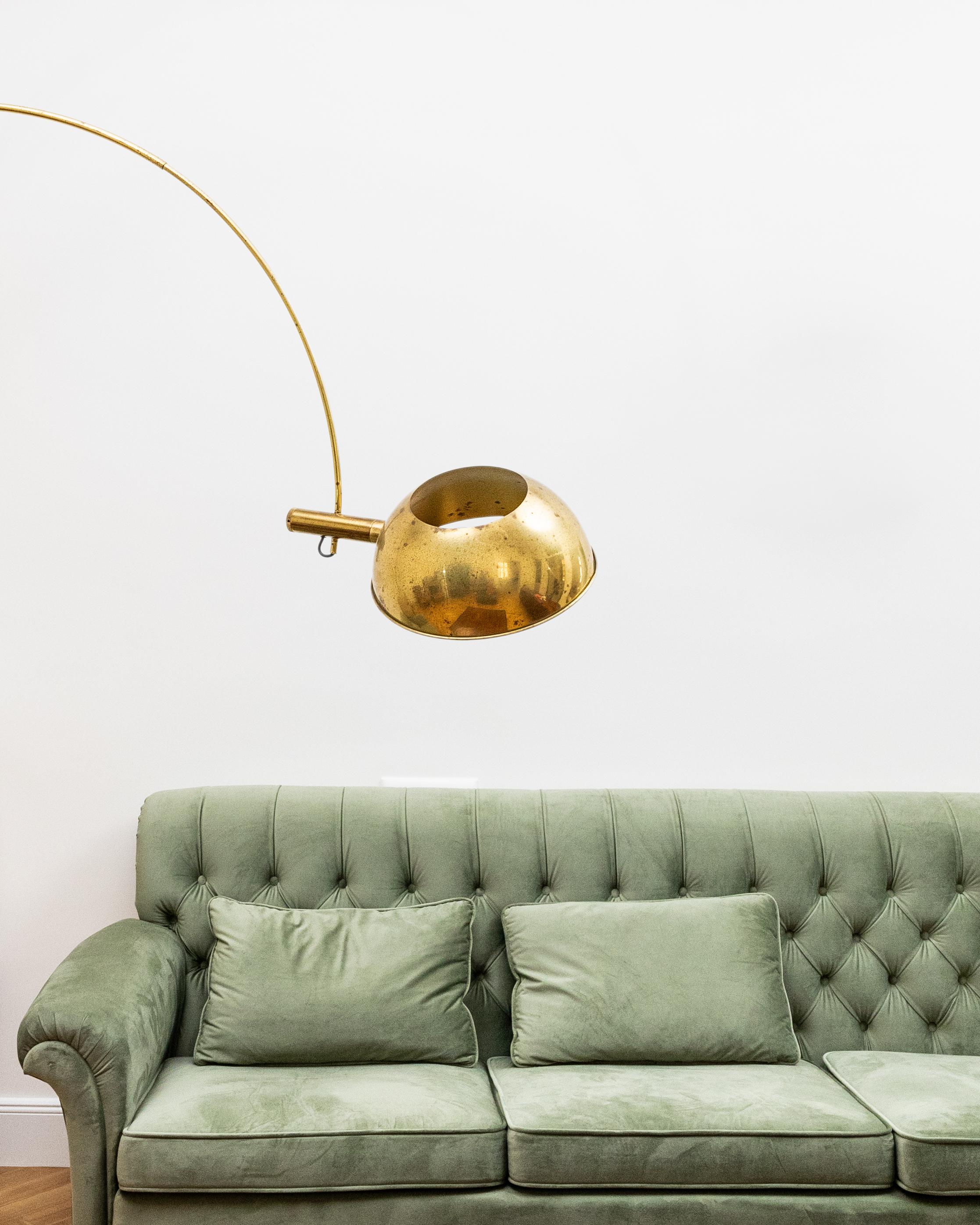 Lampada da terra ad arco regolabile in ottone di Florian Schulz, Germania In condizioni buone in vendita a Sofia, BG