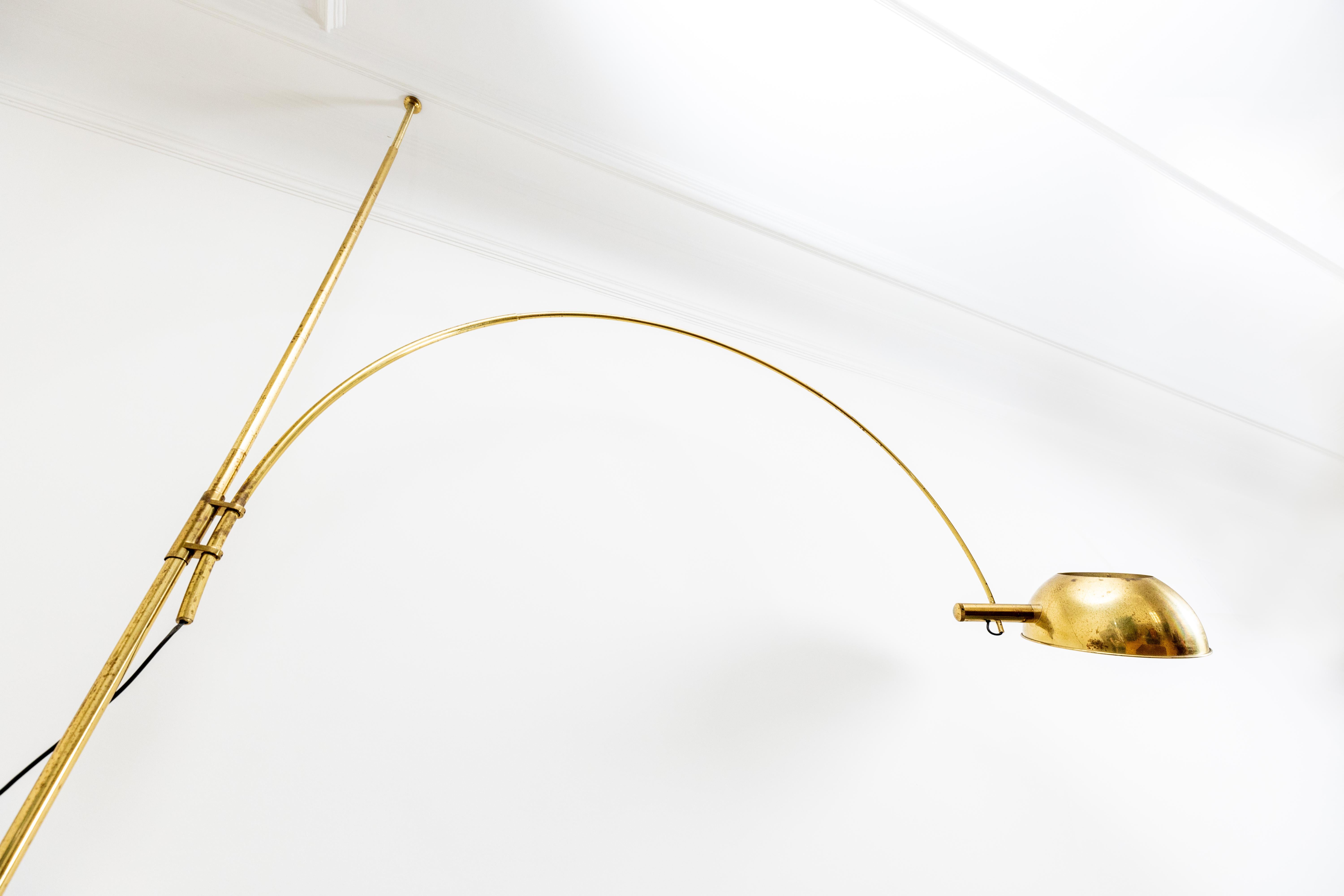 XX secolo Lampada da terra ad arco regolabile in ottone di Florian Schulz, Germania in vendita