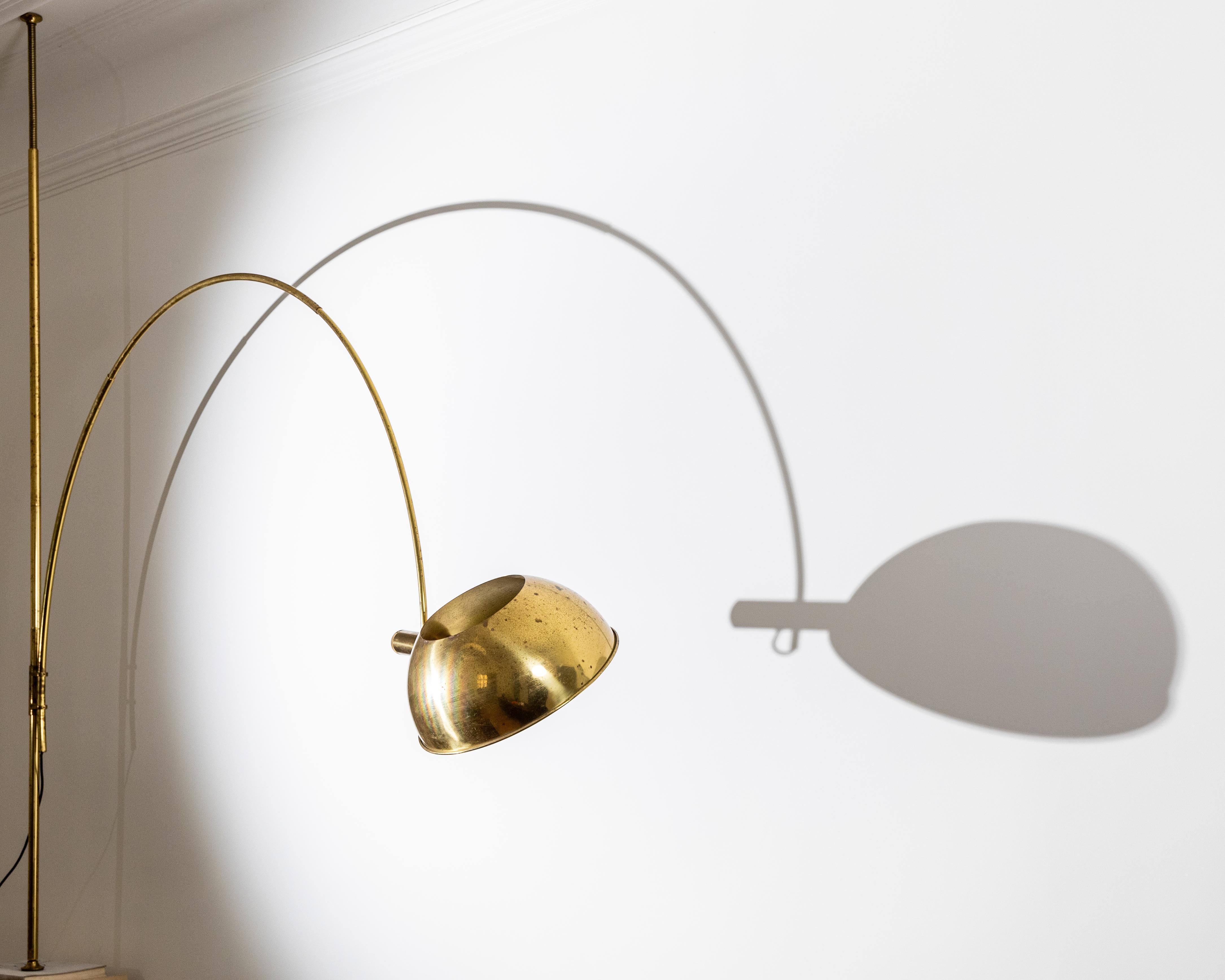 Ottone Lampada da terra ad arco regolabile in ottone di Florian Schulz, Germania in vendita