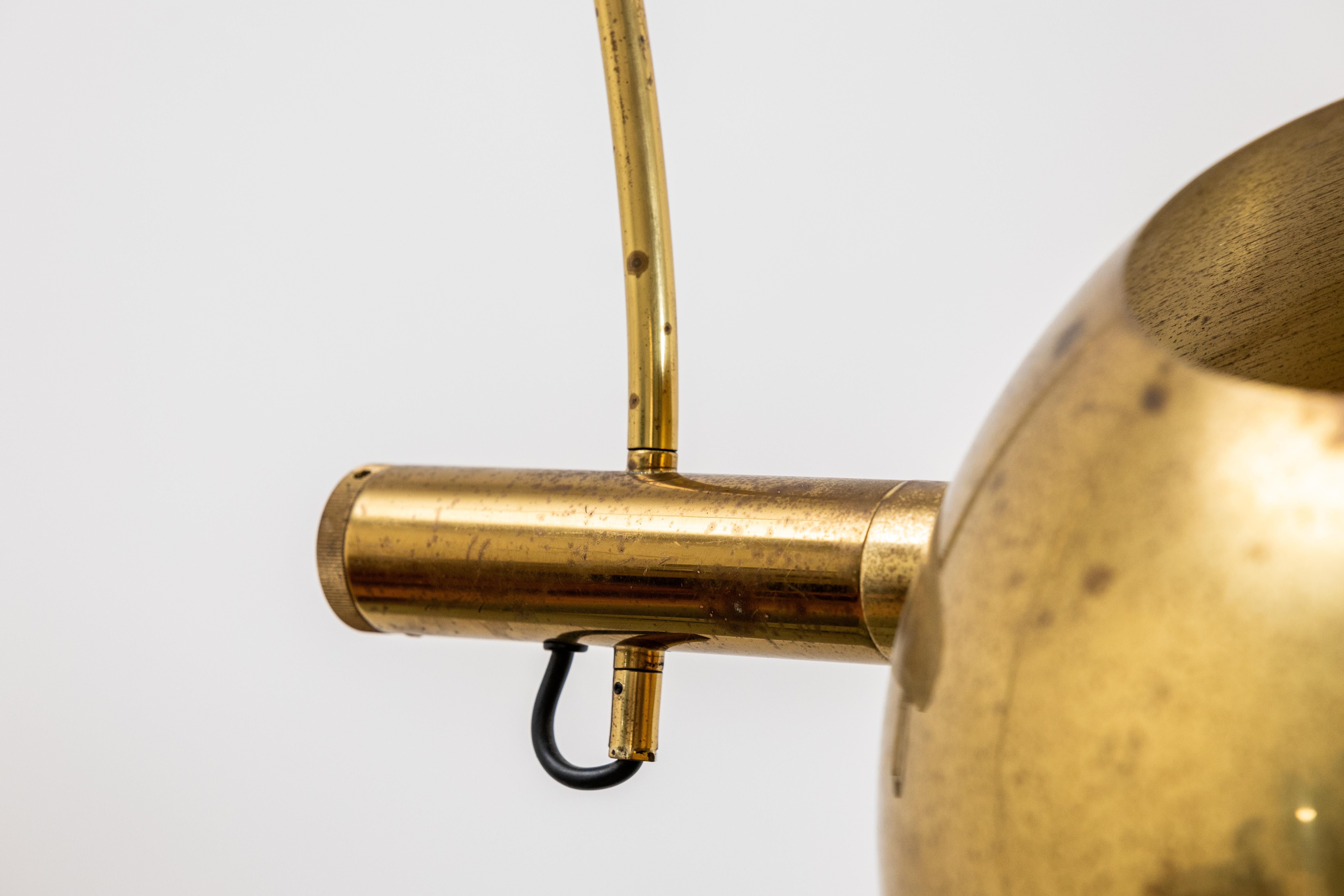 Lampada da terra ad arco regolabile in ottone di Florian Schulz, Germania in vendita 1