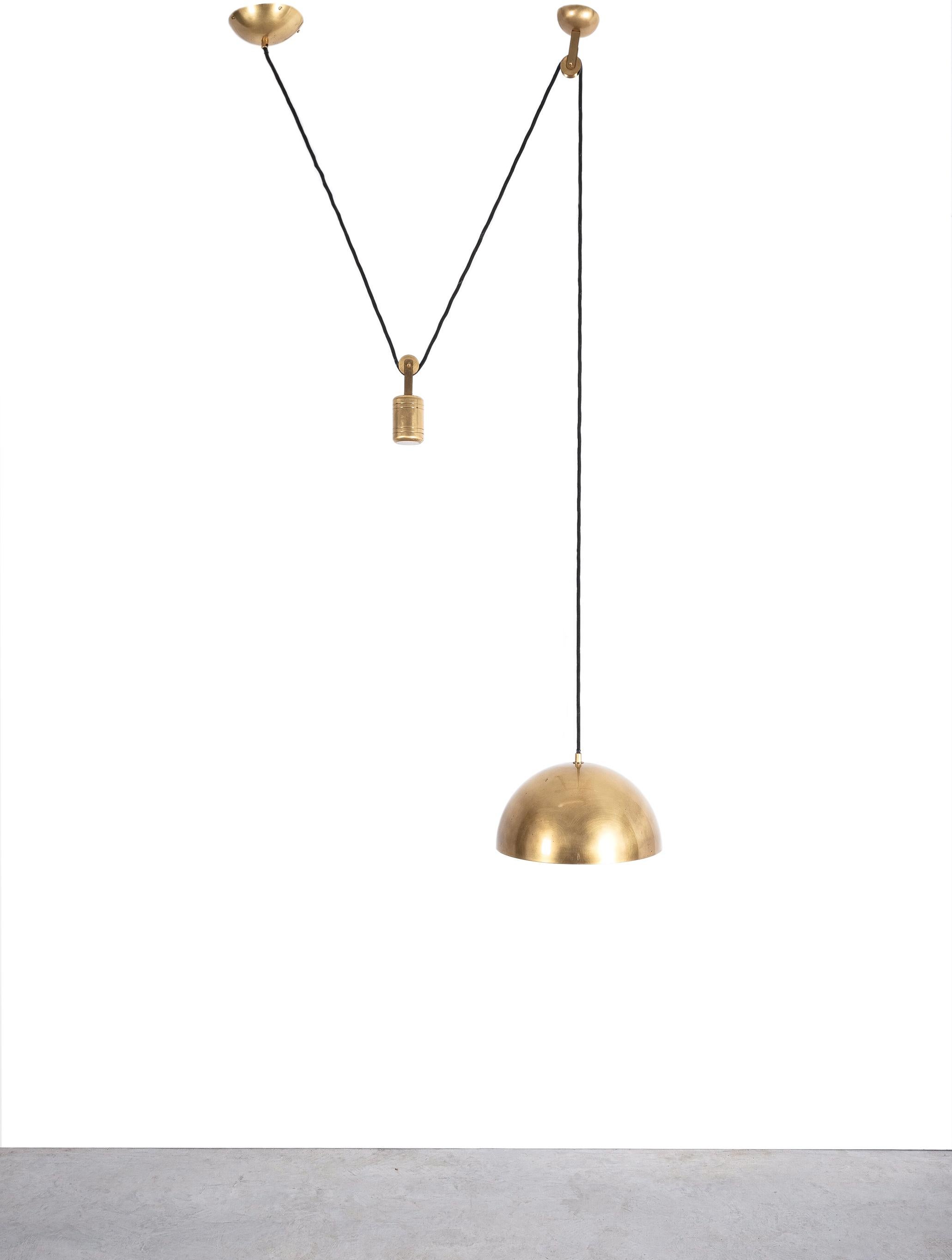 Midcentury counterbalance lamp by Florian Schulz, Germany circa 1960

Elegant burnished brass pendant light by Florian Schulz/Germany with a brass 12.6 inch shade and heavy counterweight to easily adjust the light in height. It has got an
