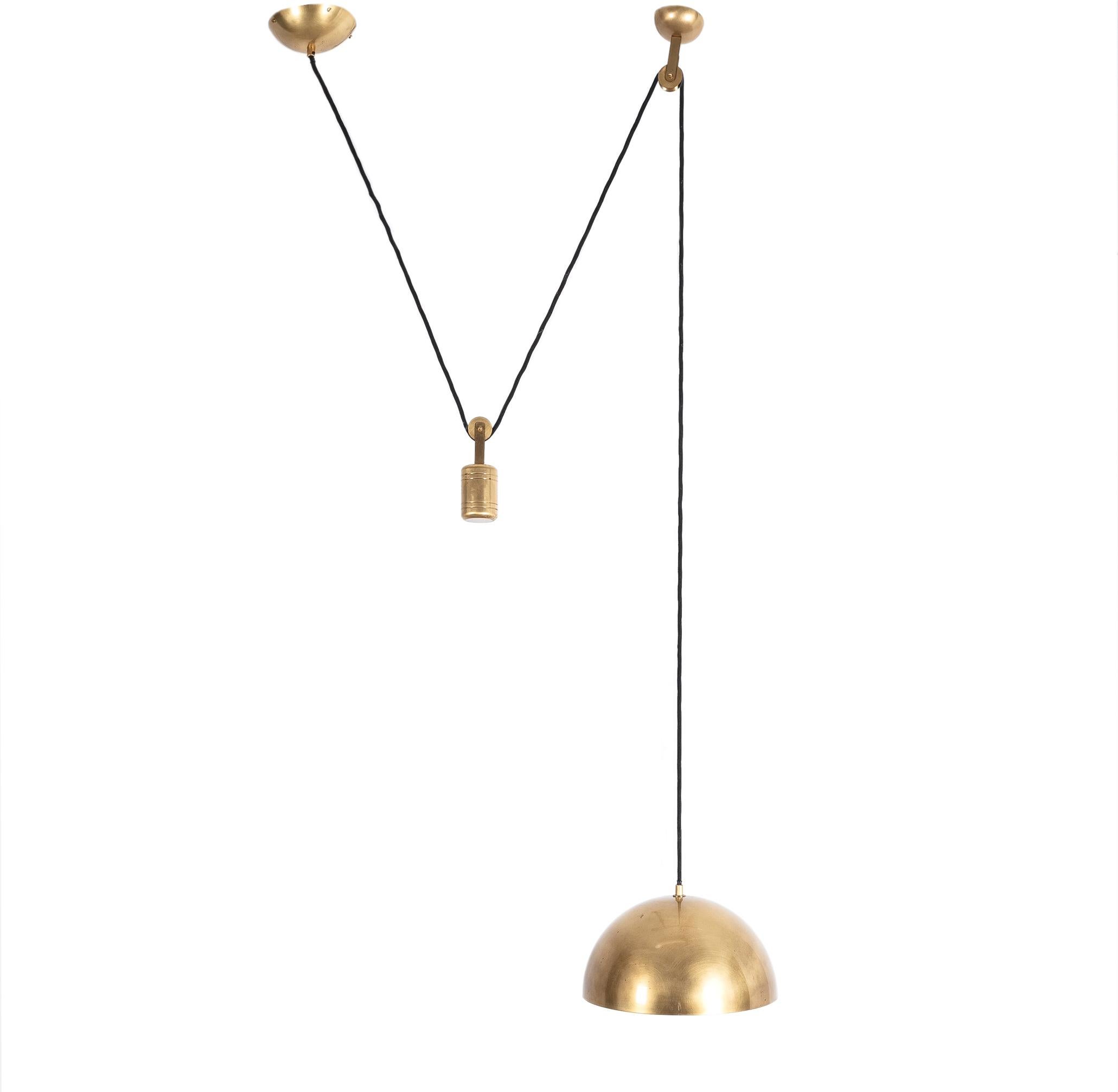  Florian Schulz Adjustable Brass Counterweight Pendant Lamp, Mid Century  In Good Condition For Sale In Vienna, AT