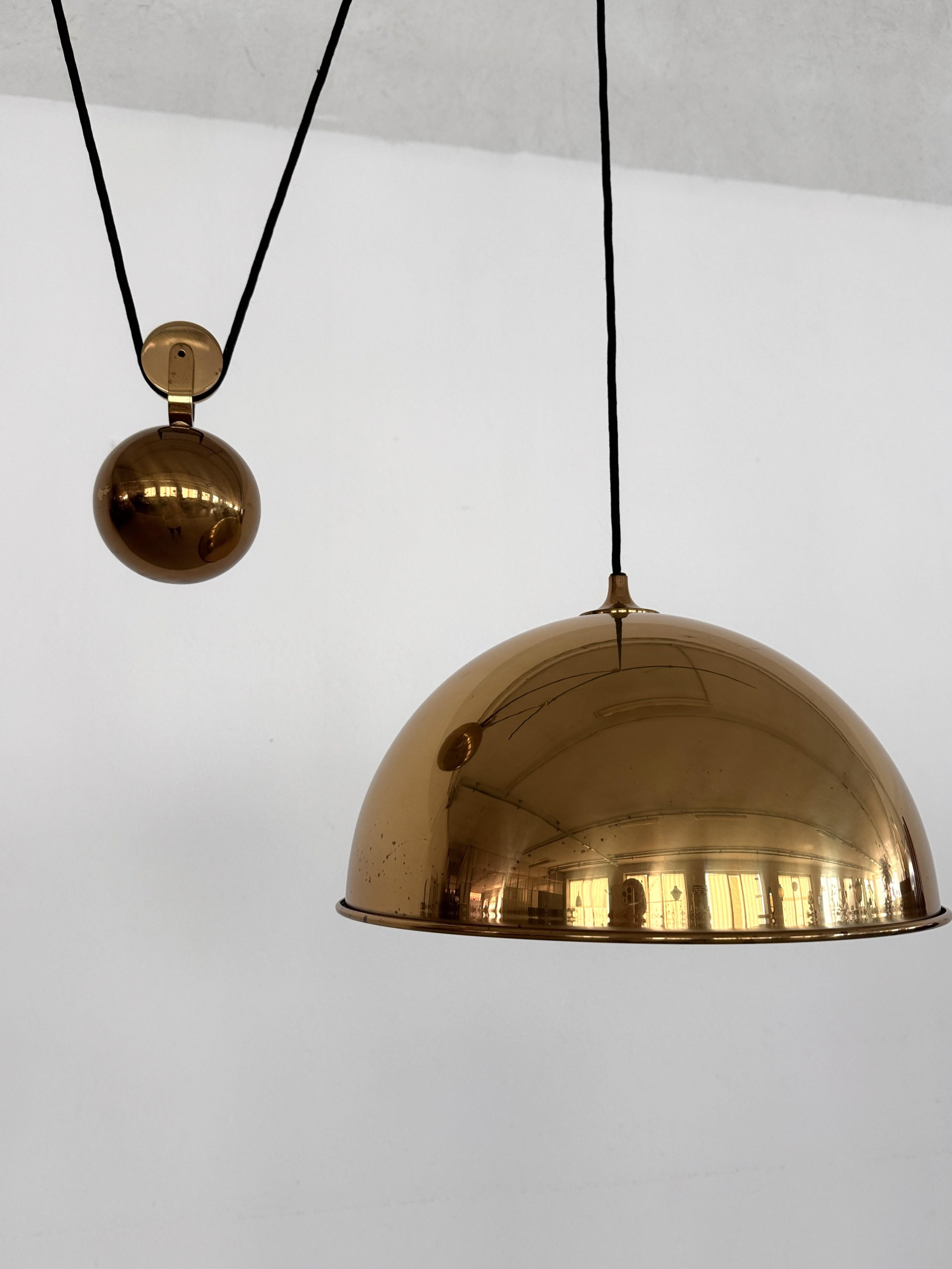 Tedesco Ciondolo regolabile in ottone di Florian Schulz con ruote rotanti e contrappeso in vendita