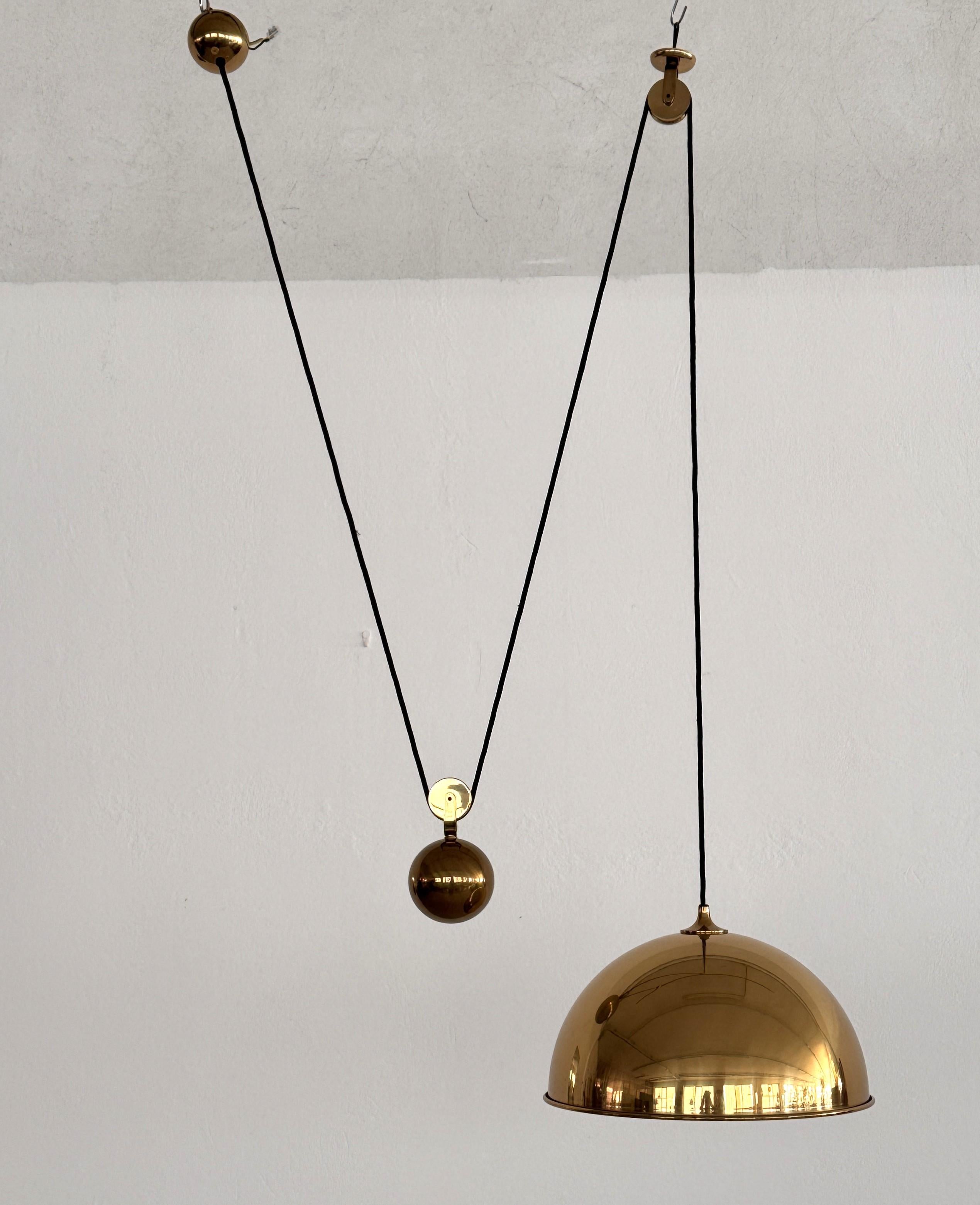 Ottone Ciondolo regolabile in ottone di Florian Schulz con ruote rotanti e contrappeso in vendita