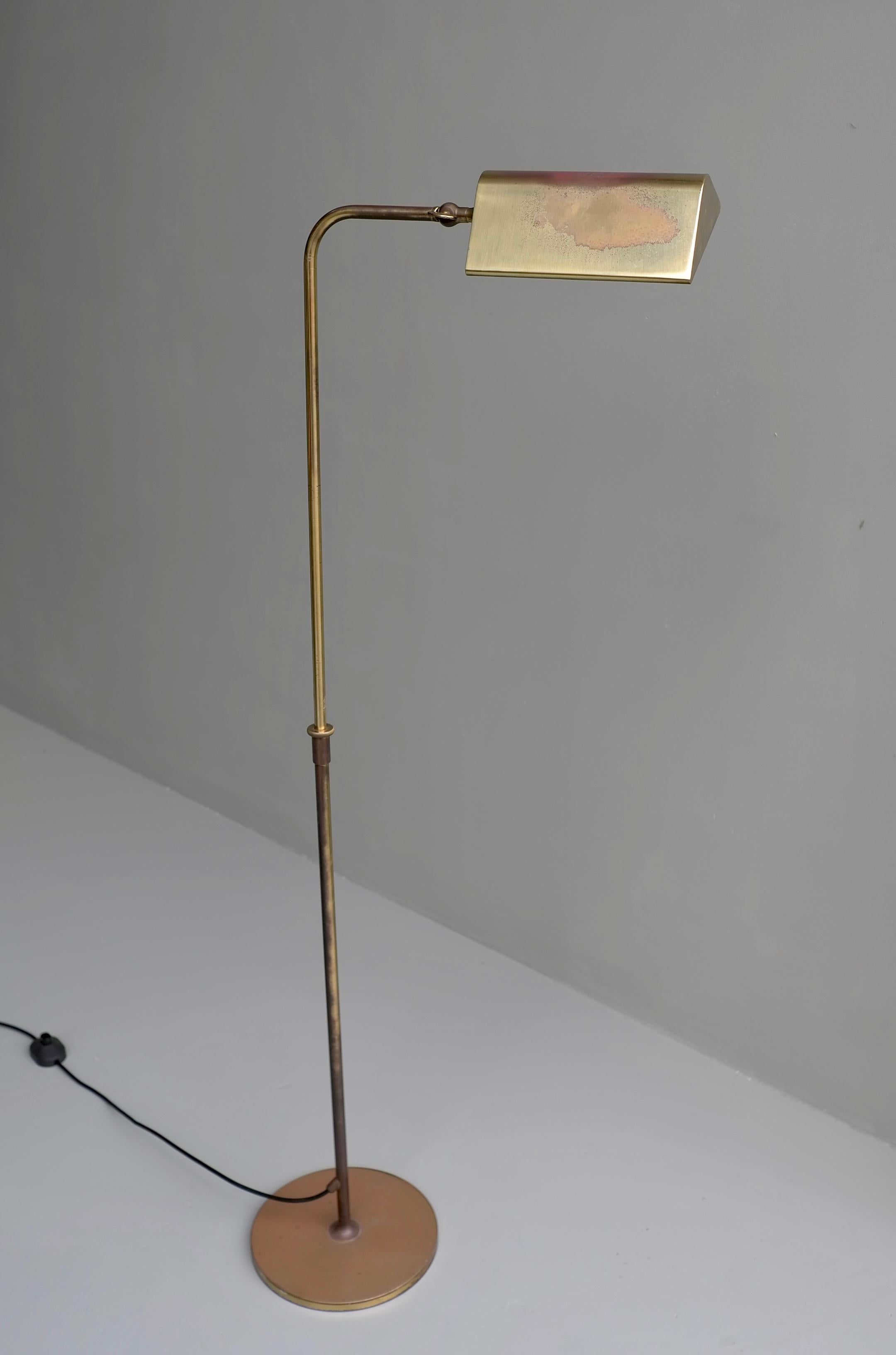 Lampadaire de bibliothèque réglable en cuivre et laiton Florian Schulz avec patine en vente 1