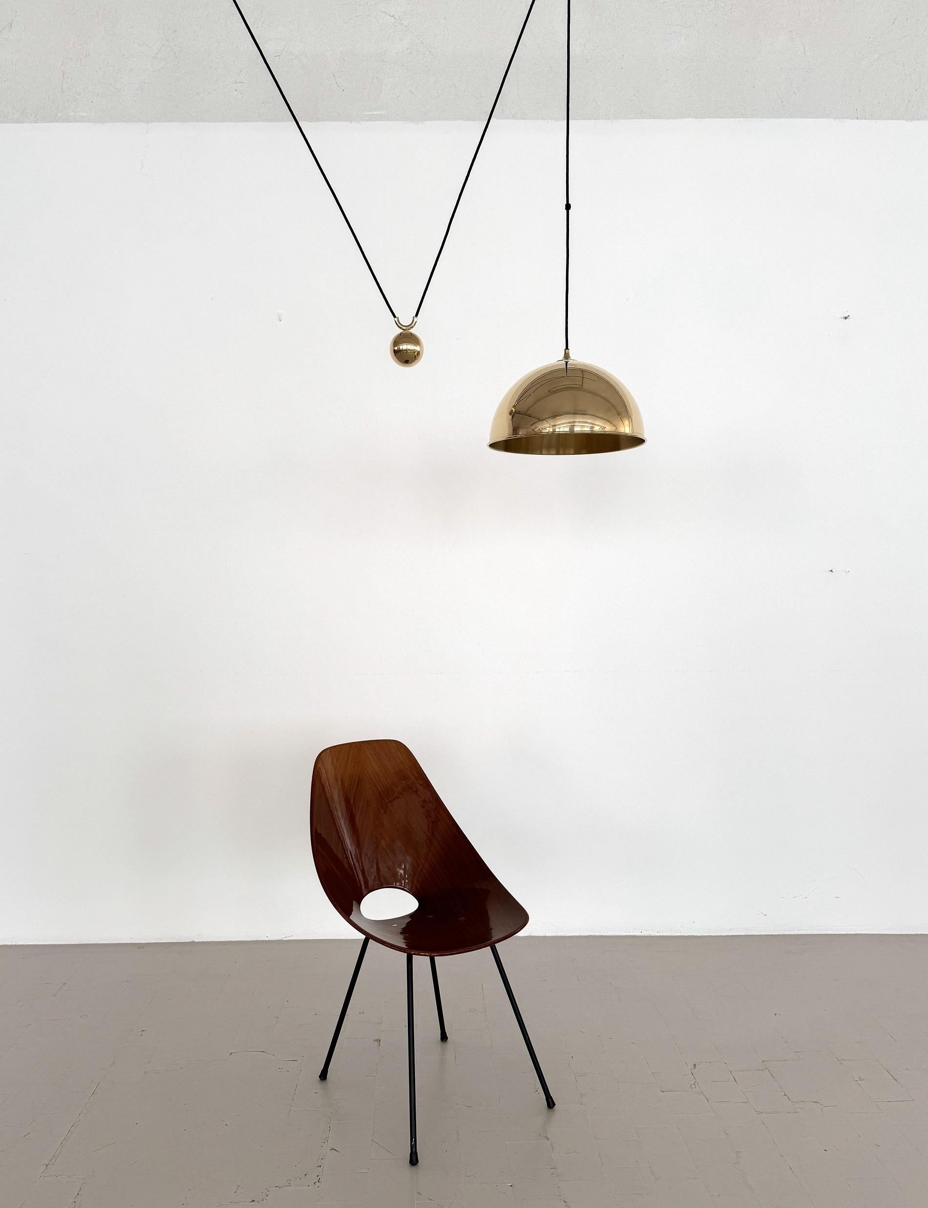 Belle suspension vintage en laiton brillant avec un lourd contrepoids latéral pour ajuster la hauteur.
Modèle DUOS de grand diamètre avec sphère en laiton lourd pour régler la hauteur. 
Fabriqué en Allemagne par Florian Schulz, conçu dans les années