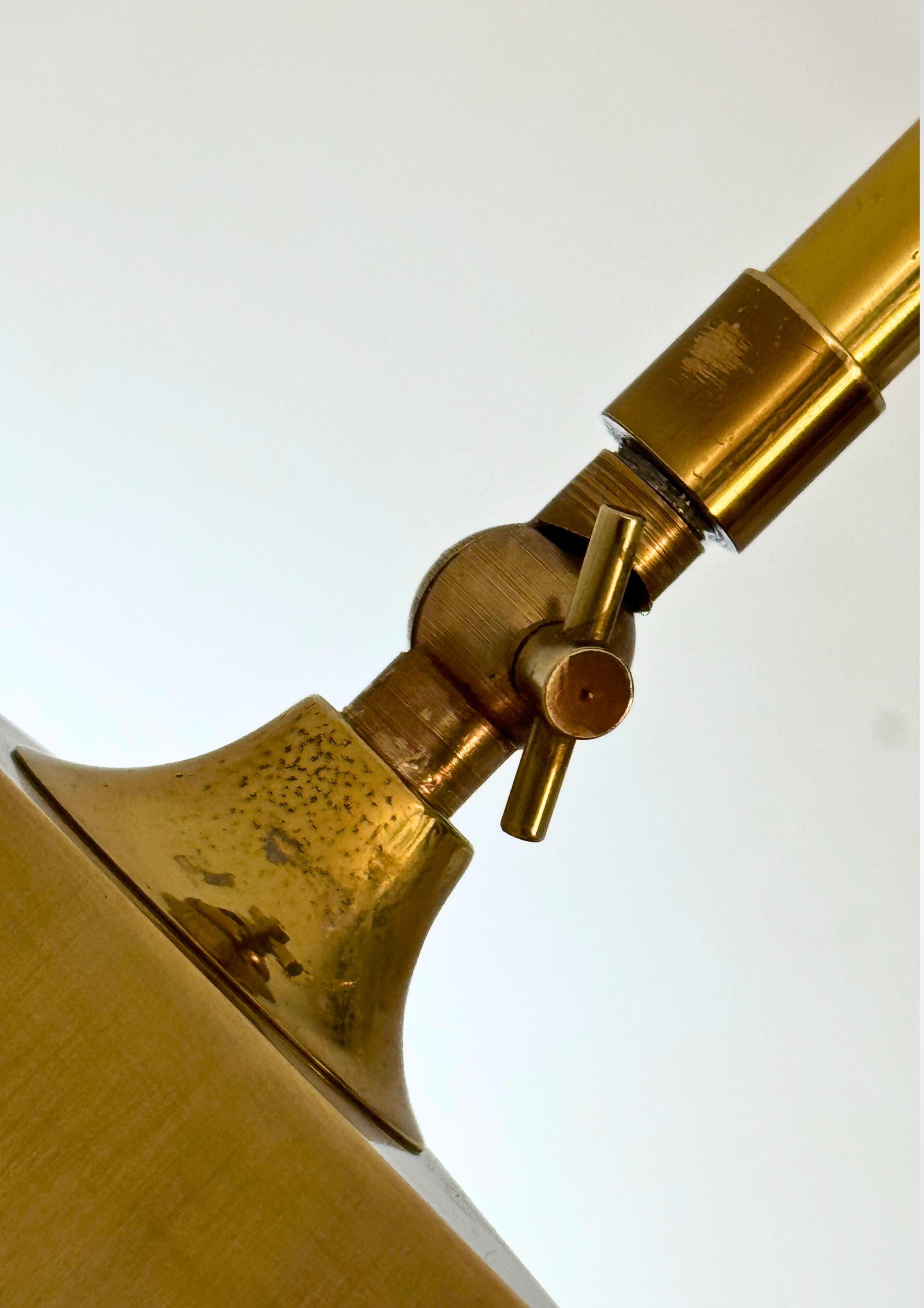 FLORIAN SCHULZ lampadaire réglable à l'angle Poise en laiton en vente 4