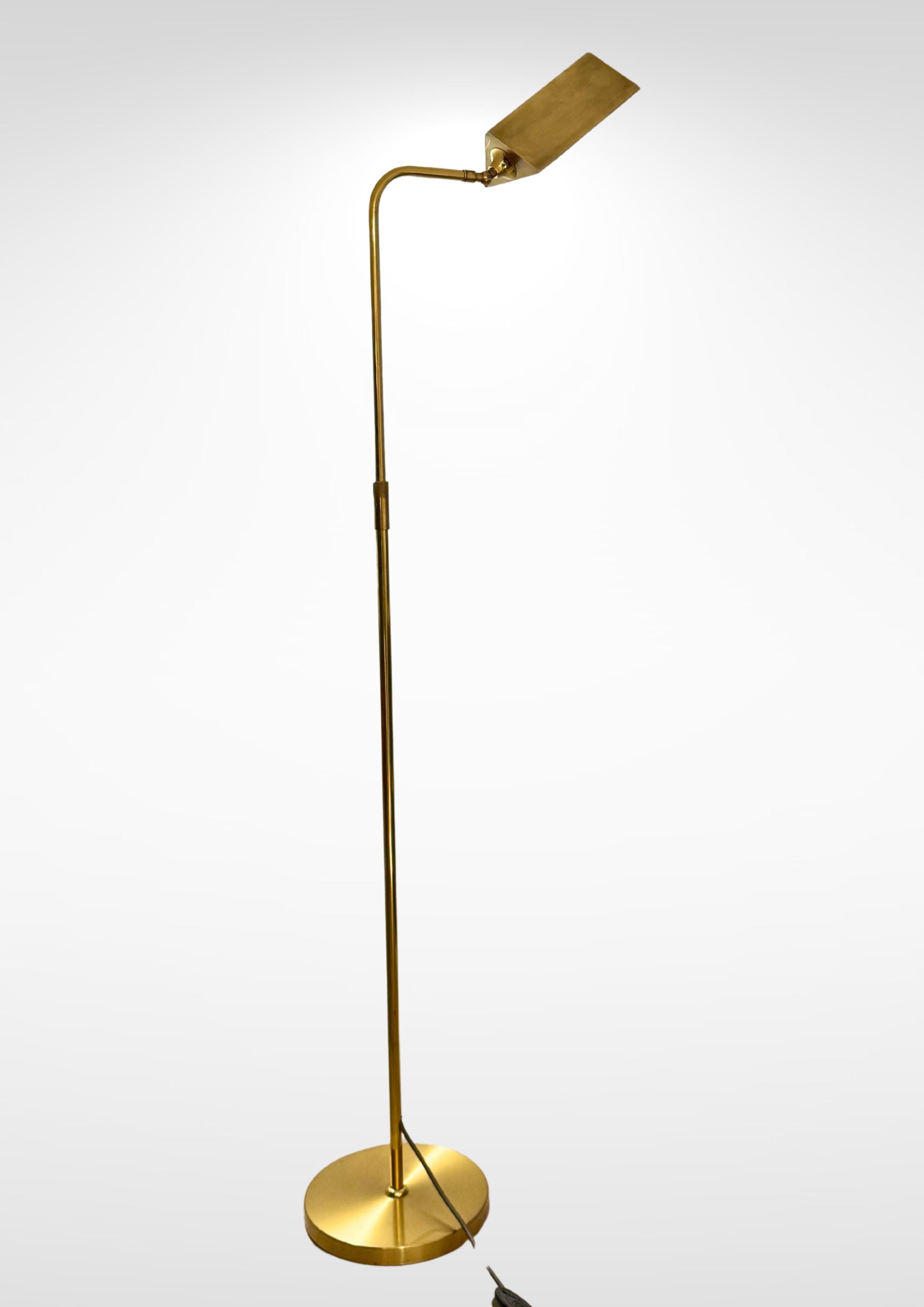Industriel FLORIAN SCHULZ lampadaire réglable à l'angle Poise en laiton en vente