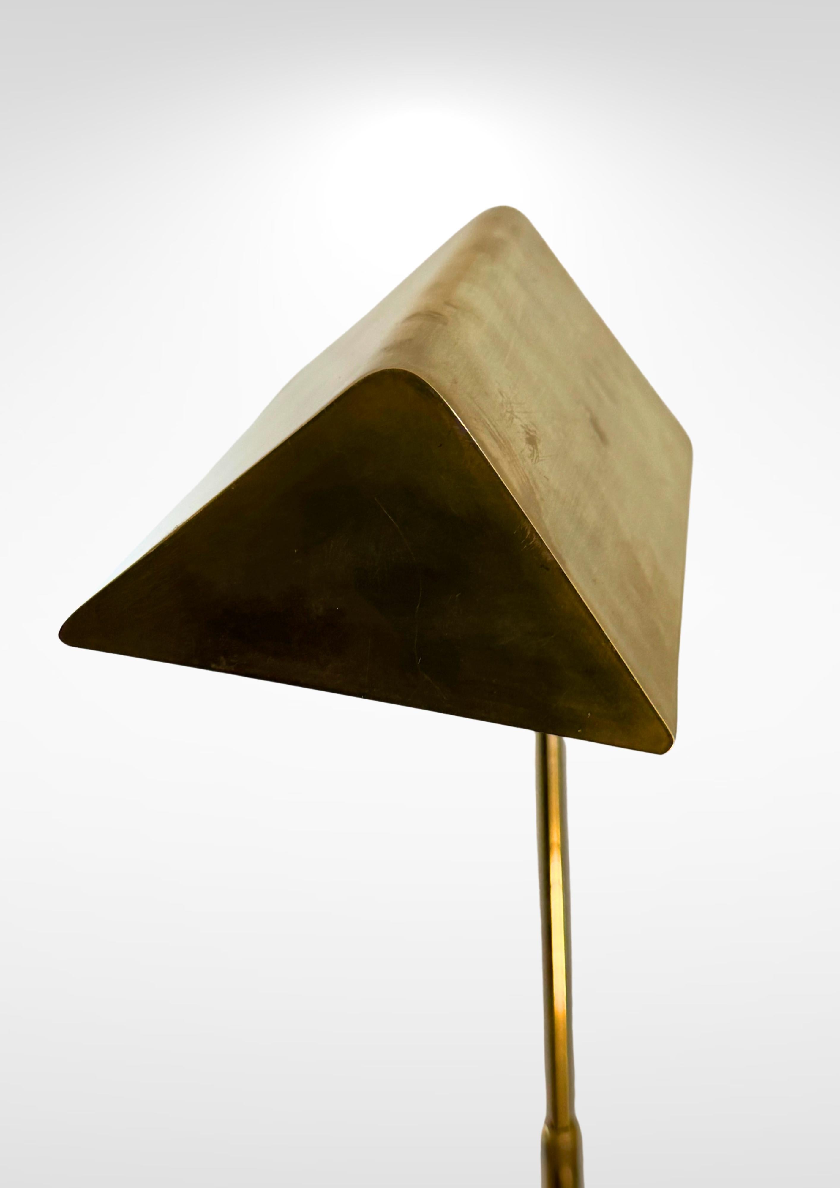 20ième siècle FLORIAN SCHULZ lampadaire réglable à l'angle Poise en laiton en vente