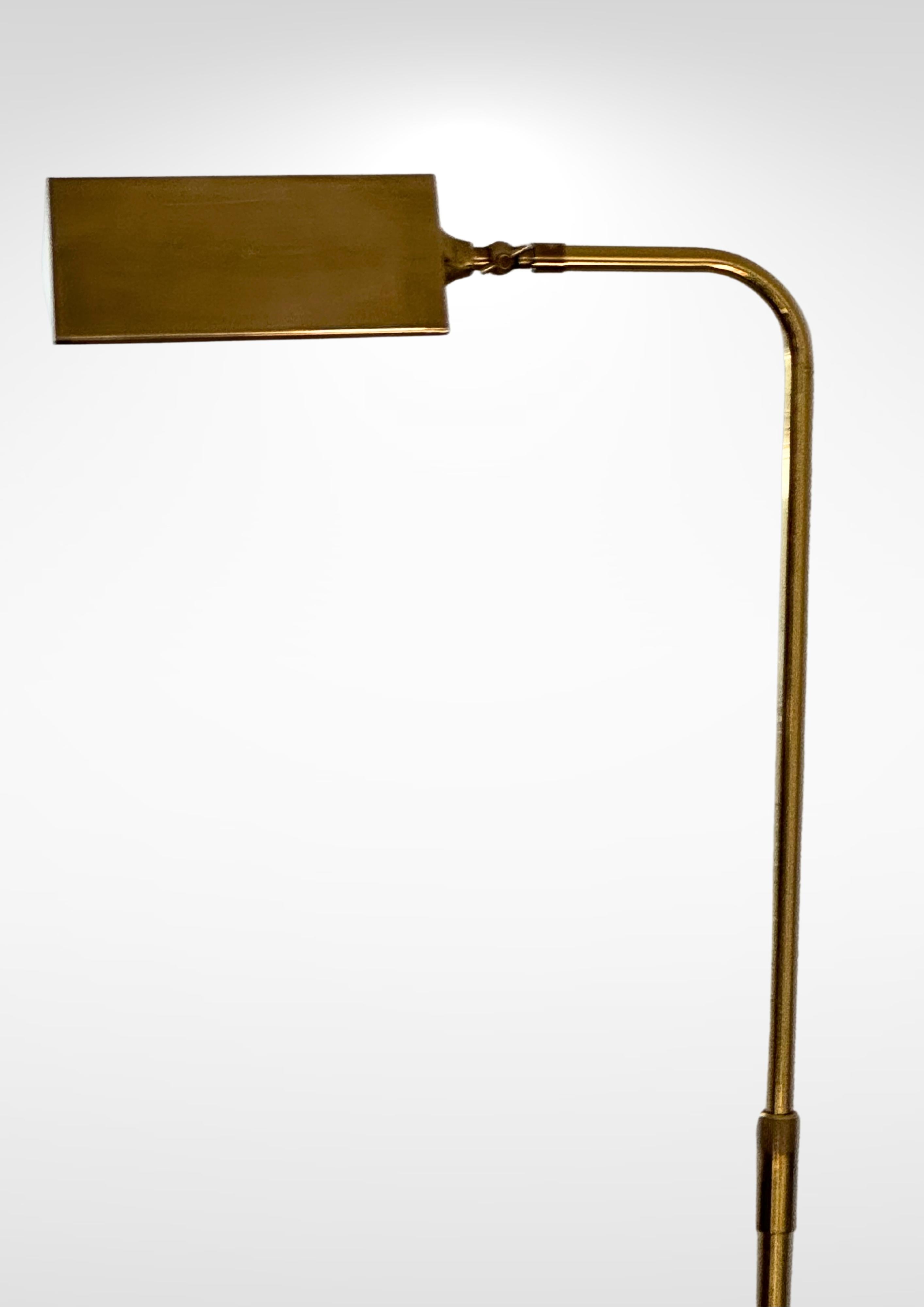 FLORIAN SCHULZ lampadaire réglable à l'angle Poise en laiton en vente 1