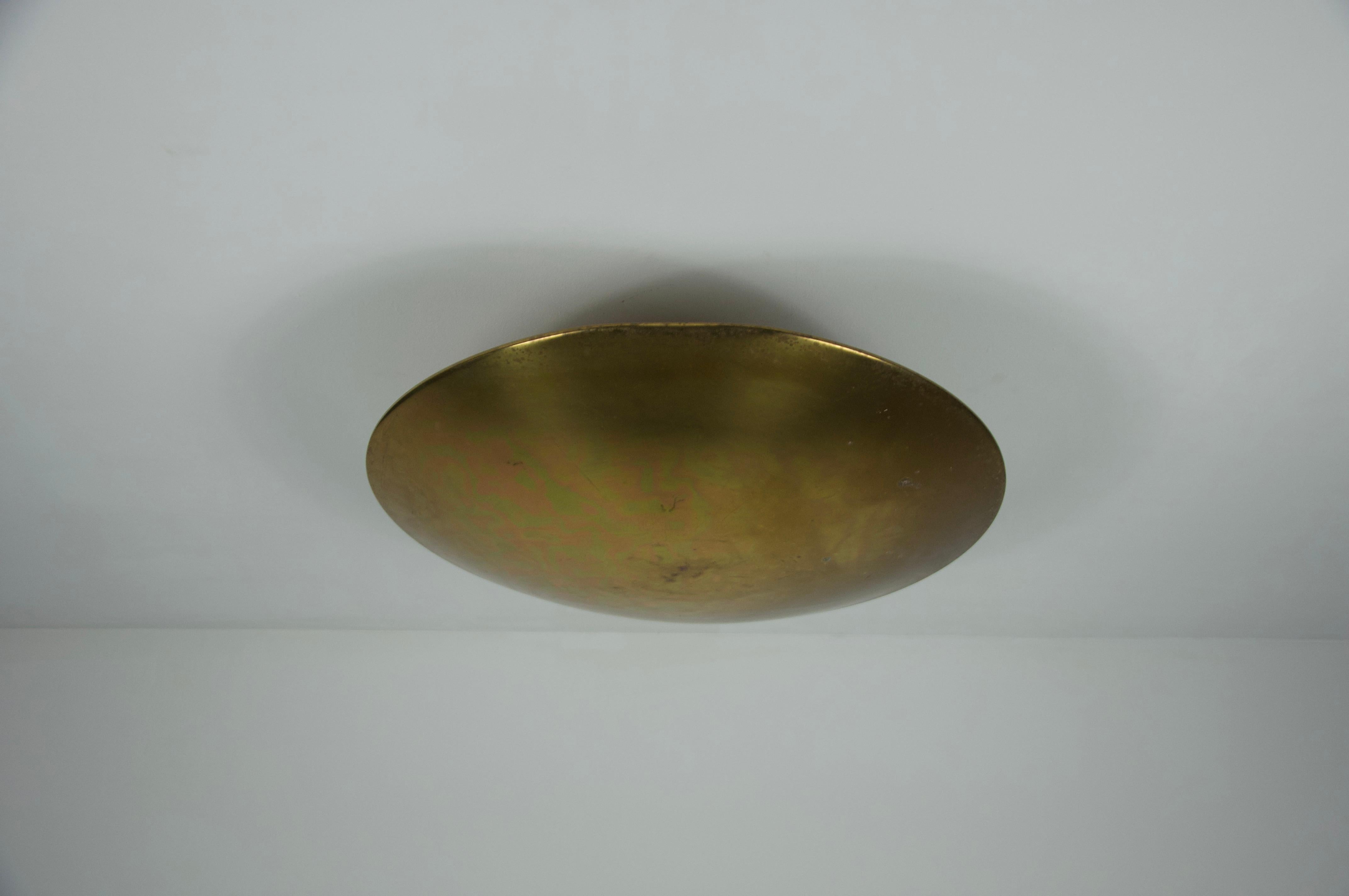 Esta llamativa lámpara de techo es una Florian Schulz Midcentury Chrome Flush Mount vintage de la década de 1960, que muestra la elegancia atemporal y la artesanía del diseño alemán. La lámpara presenta una forma elegante y minimalista con un cuerpo
