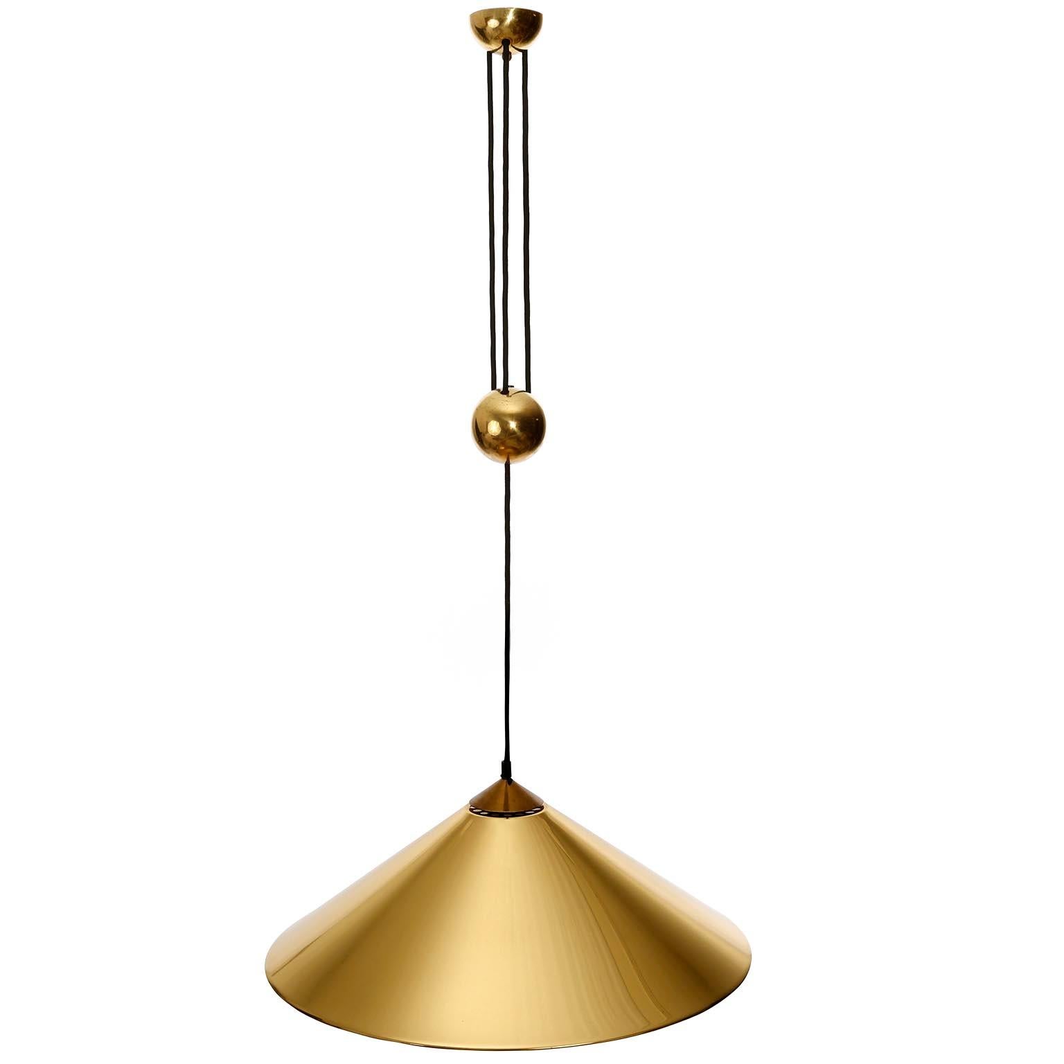 A height adjustable pendant lamp model 'Keos' by Florian Schulz, Germany, manufactured in midcentury, circa 1970 (late 1960s-early 1970s).
The fixture is made of solid brass with a polished and aged surface in a rich and warm tone with patina and
