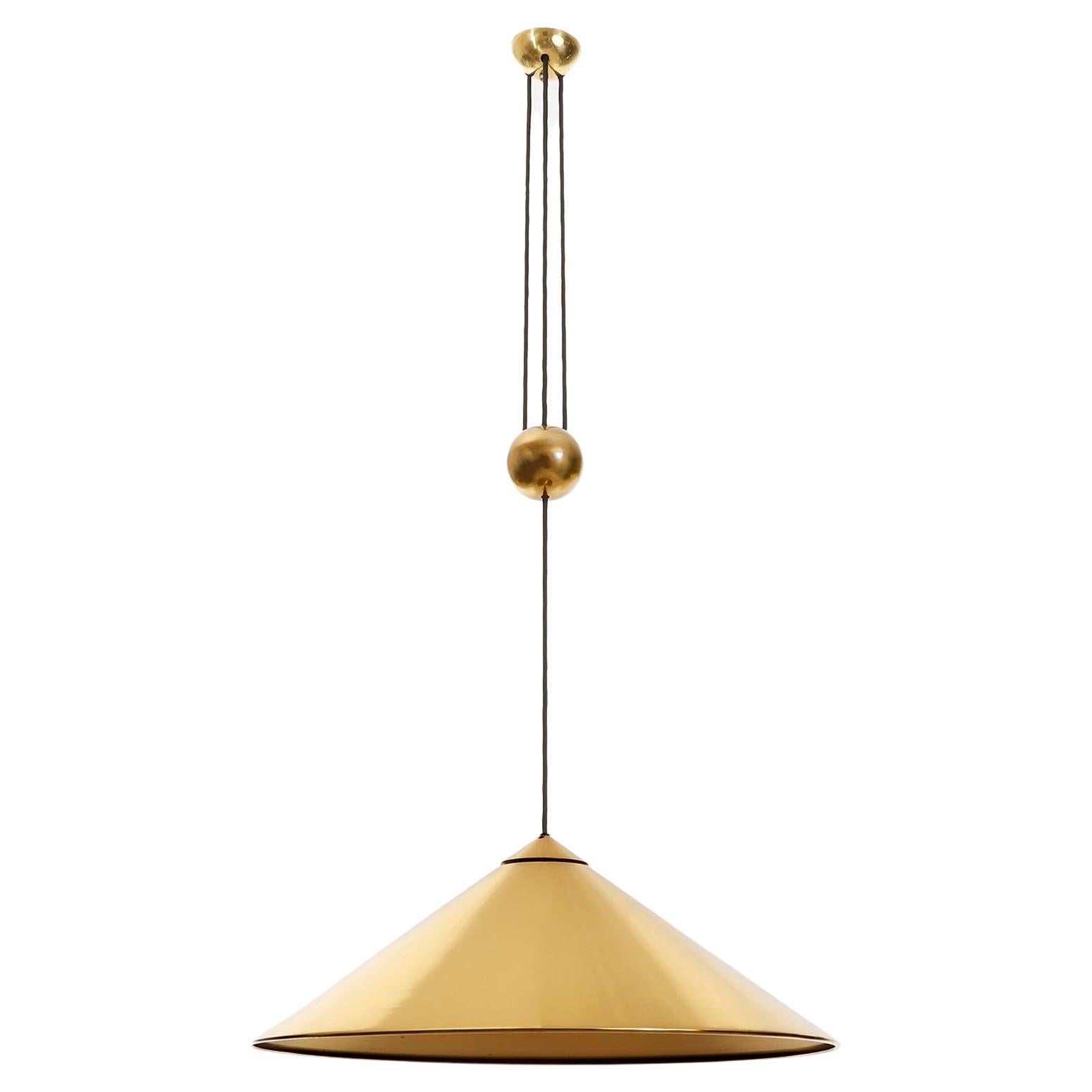 A height adjustable counter weight / balance pendant lamp model 'Keos' by Florian Schulz, Germany, manufactured in midcentury, circa 1970 (late 1960s-early 1970s).
The fixture is made of solid brass with a polished and aged surface in a rich and