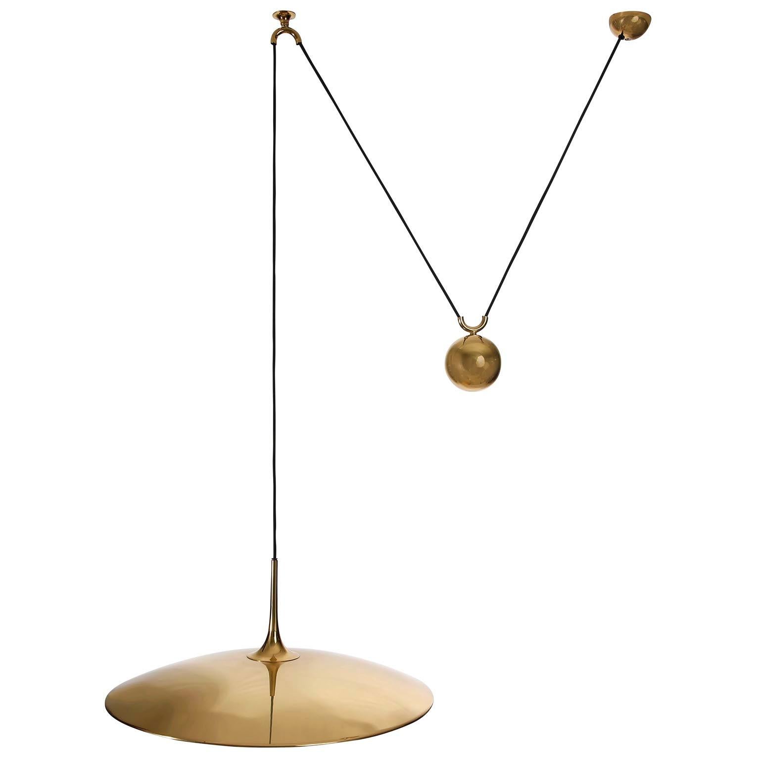 A height adjustable pendant lamp by Florian Schulz, Germany, manufactured in midcentury, circa 1970 (late 1960s-early 1970s).
The fixture is made of solid polished brass which has an aged surface in a rich and warm tone.
The inner side of the lamp