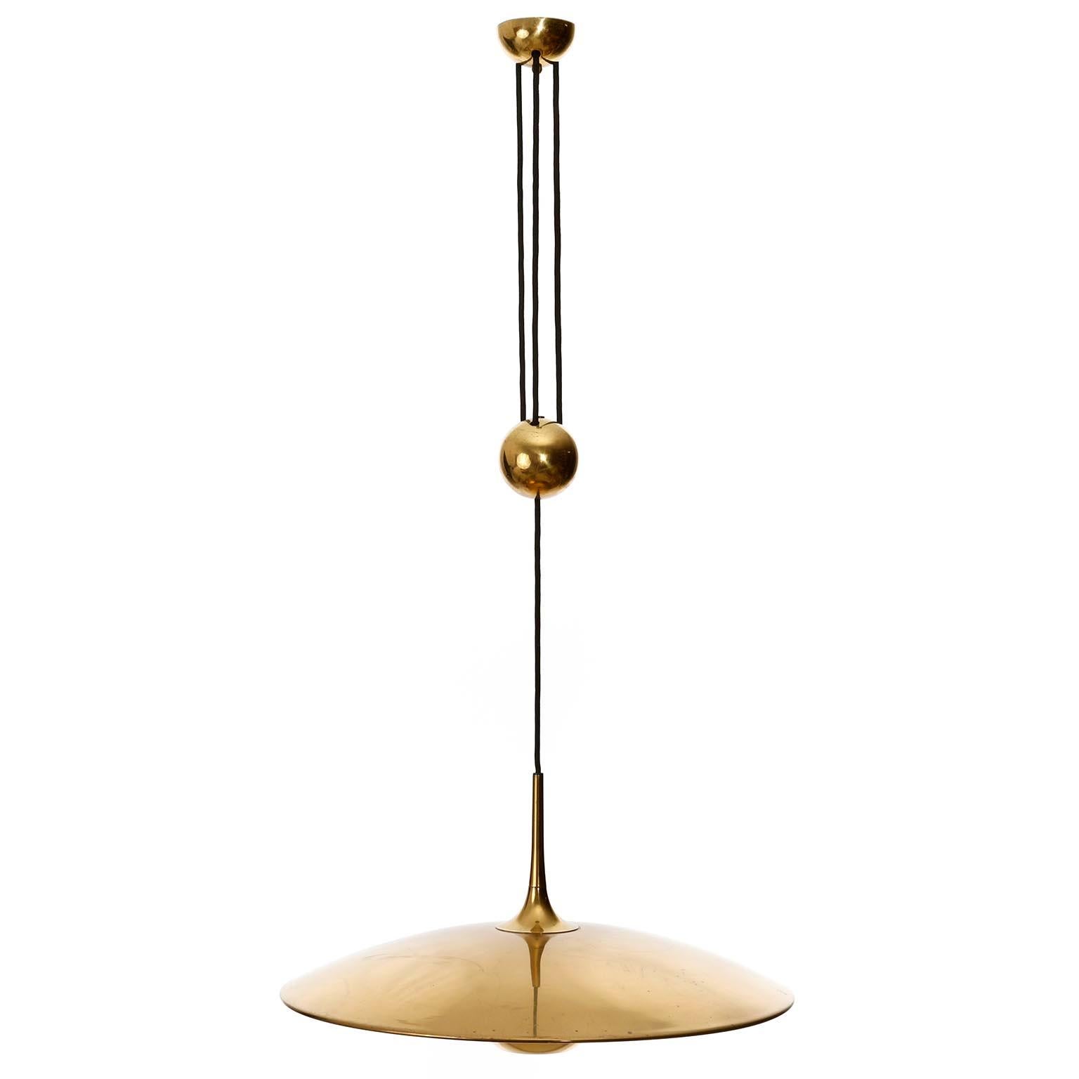Florian Schulz Brass Pendant Light 'Onos 55' Counterweight Counter Balance, 1970 In Good Condition In Hausmannstätten, AT