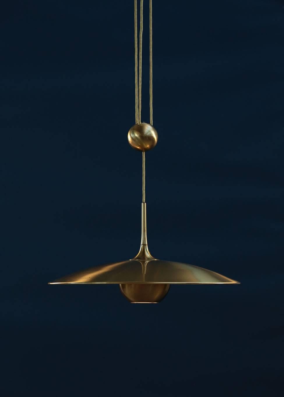 Excellent condition Florian Schulz pendant, Onos 55 made of brass hardware. Great patina to original brass.
Handsome counter-weight system.
Maximum height 200 cm.