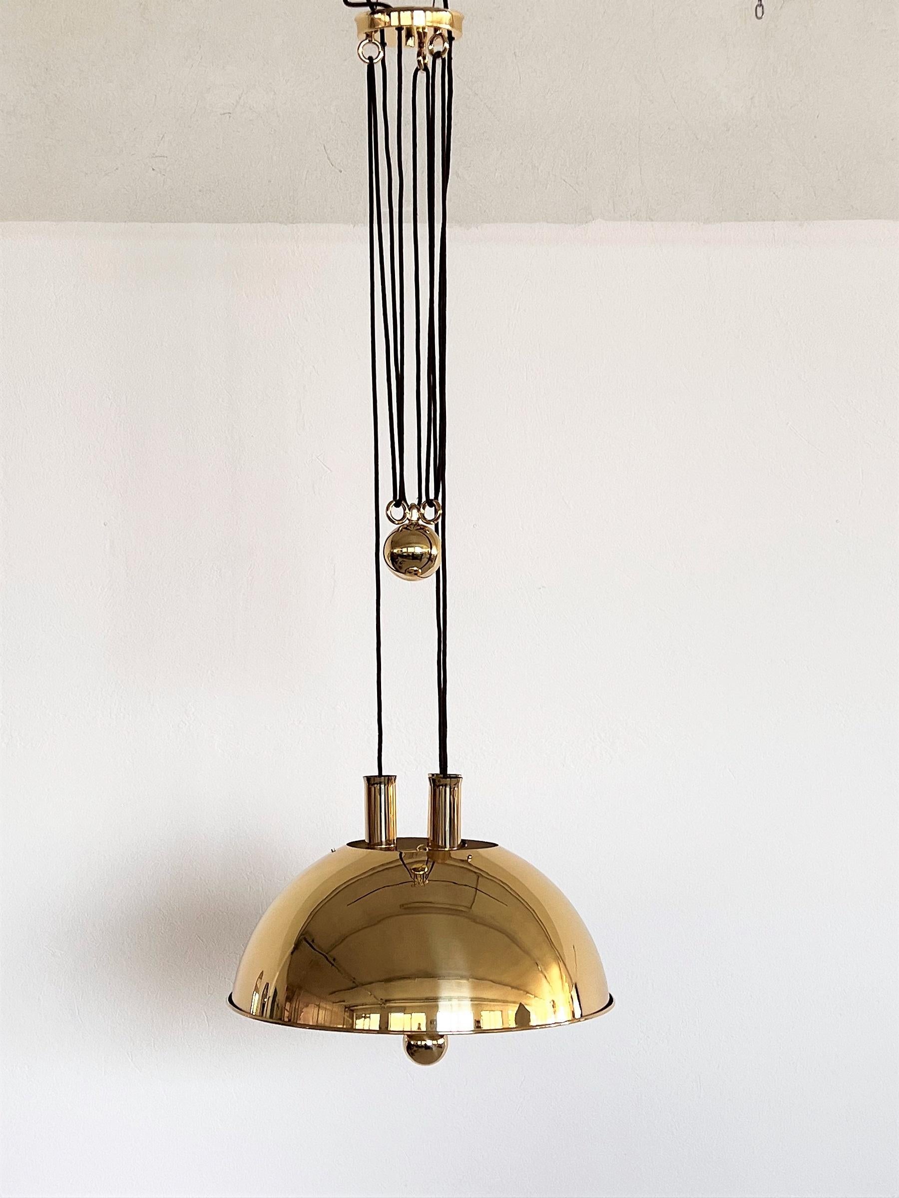 Rare and elegant, early version of large counter balance pendant light by Florian Schulz, made in Germany in the 1970s.
This model is out of production since the 1980s.
The pendant lamp is adjustable in height from 49,5in to 94,5in ( 125cm to 250cm)