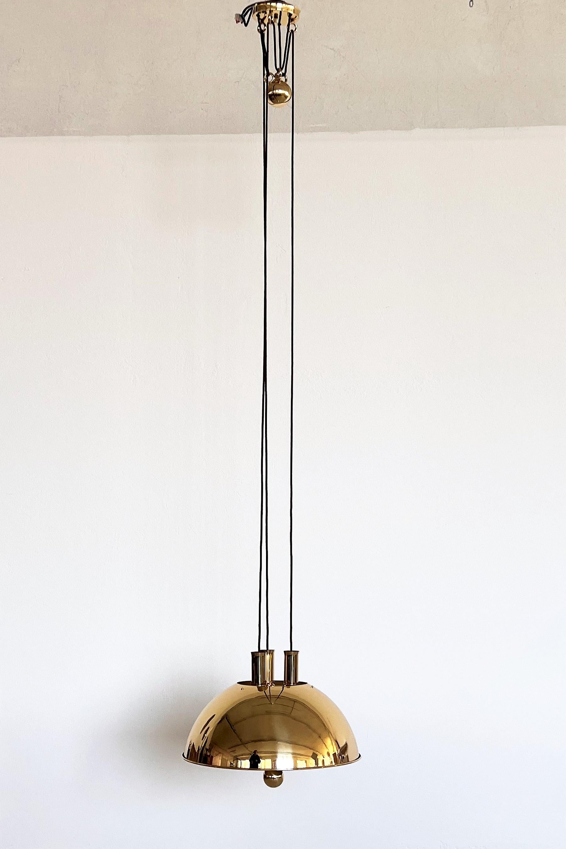 German Florian Schulz Rare Counter Balance Vintage Pendant Light in Brass, 1970 For Sale