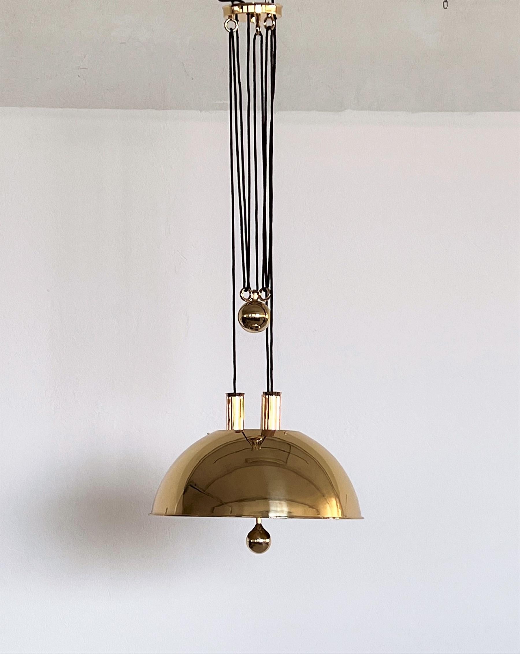 Florian Schulz Rare Counter Balance Vintage Pendant Light in Brass, 1970 In Good Condition For Sale In Morazzone, Varese