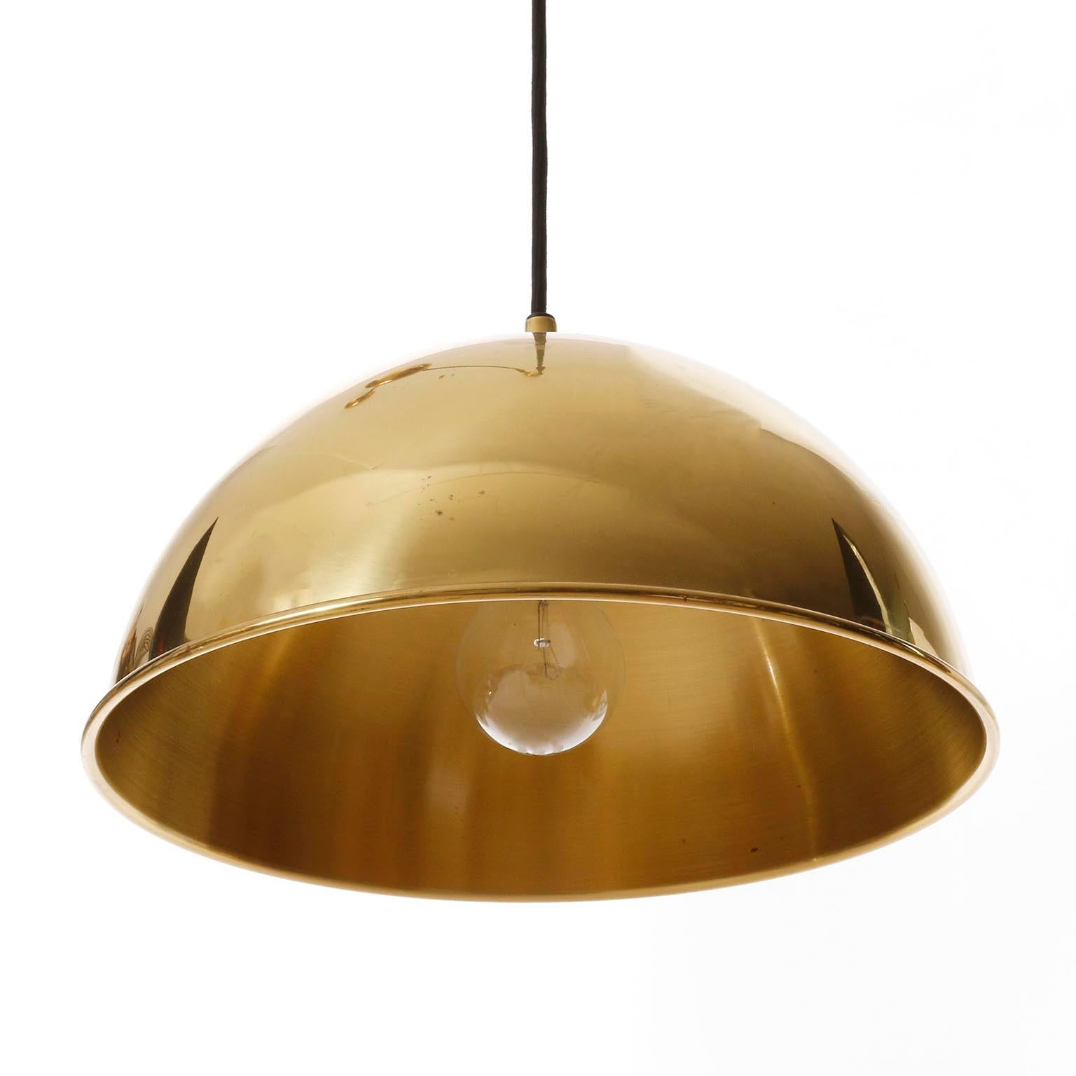 Tedesco Florian Schulz Luce a sospensione a cupola, contrappeso in ottone, 1970 in vendita