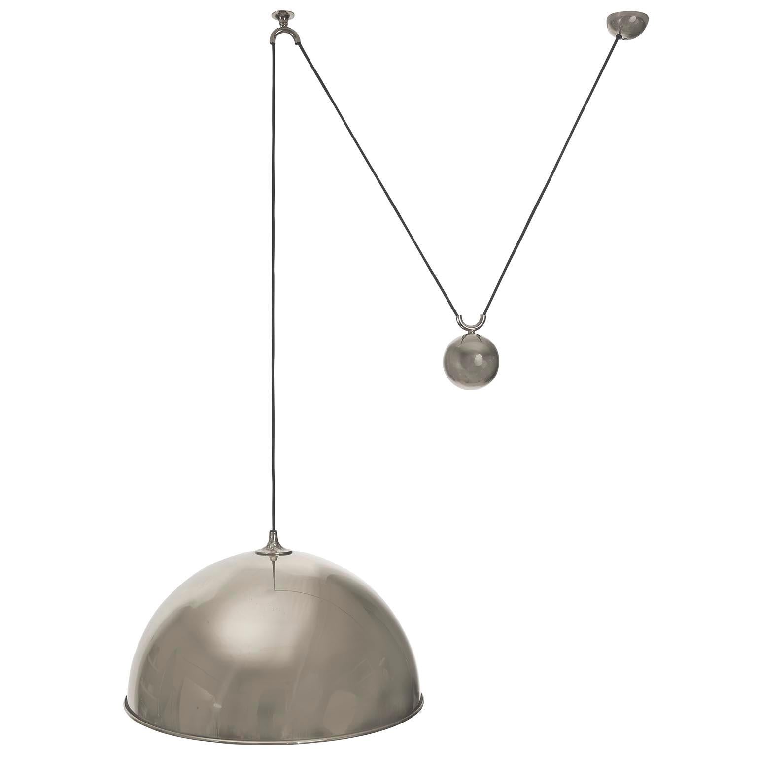 A height adjustable counterbalance pendant lamp by Florian Schulz, Germany, manufactured in midcentury, circa 1970 (late 1960s-early 1970s).
The fixture is made of nickel plated solid brass. The naturally aged nickel has got patina and become matte