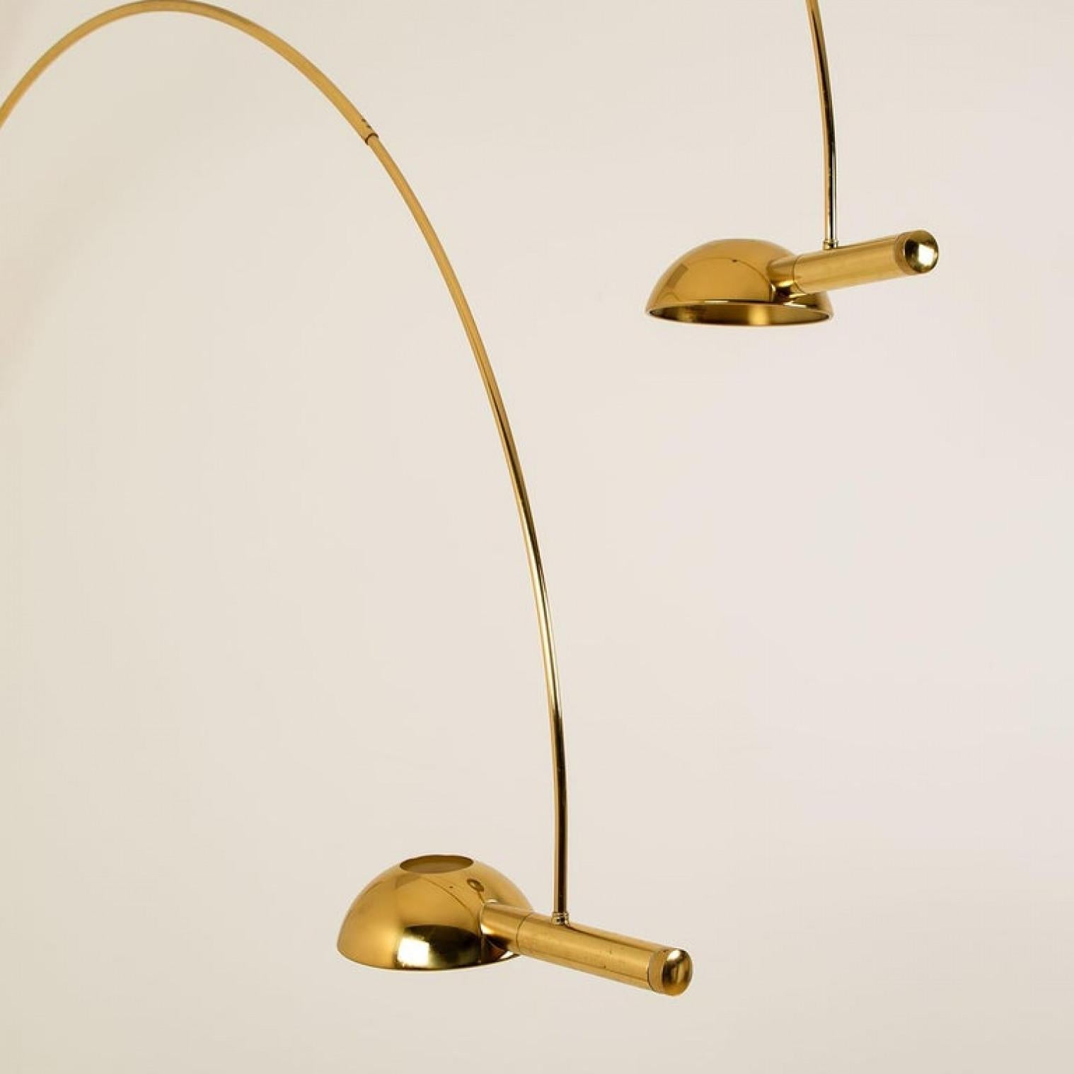 Exceptionnel et rare lampadaire à double boule géante de Florian Schulz, Allemagne, 1970. Cette lampe est réglable et peut pivoter dans de multiples positions. Elle est conçue pour être facilement fixée entre le sol et le plafond. Il est fabriqué en