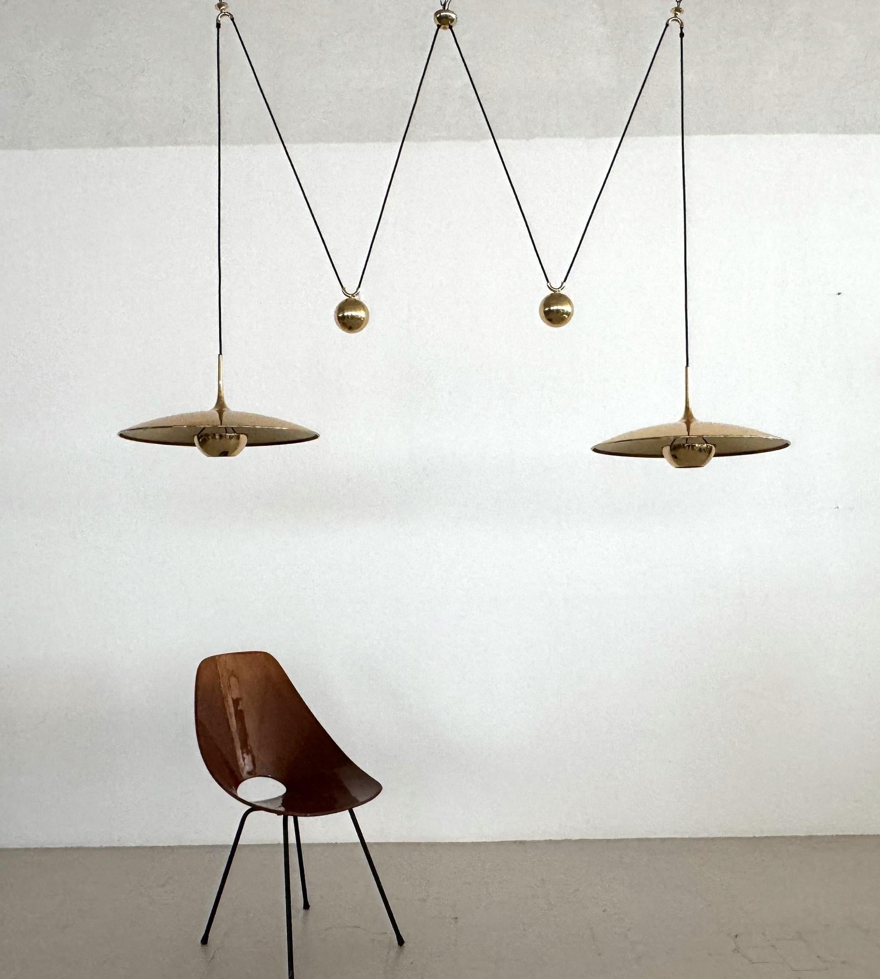 Florian Schulz Doppia lampada a sospensione Onos 55 con contrappesi in ottone pieno

Bellissime e lucenti luci a sospensione doppie in ottone pieno del diametro di 55 cm (21,6 pollici) con pesanti contrappesi.
Progettato da Florian Schulz, Germania,