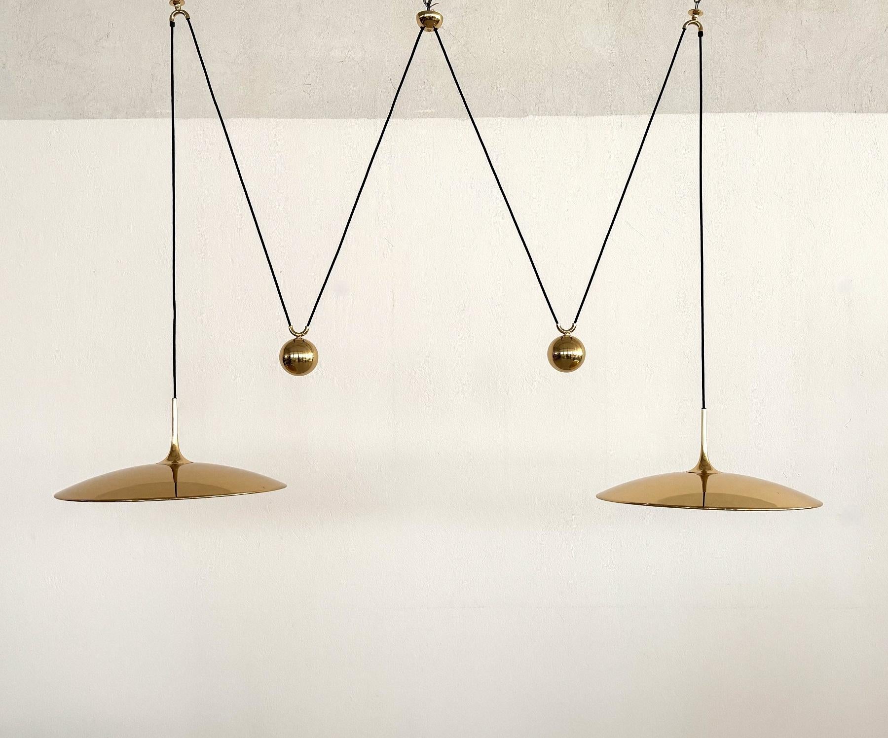 Mid-Century moderno Florian Schulz Doppia lampada a sospensione Onos 55 con contrappesi in ottone pieno in vendita