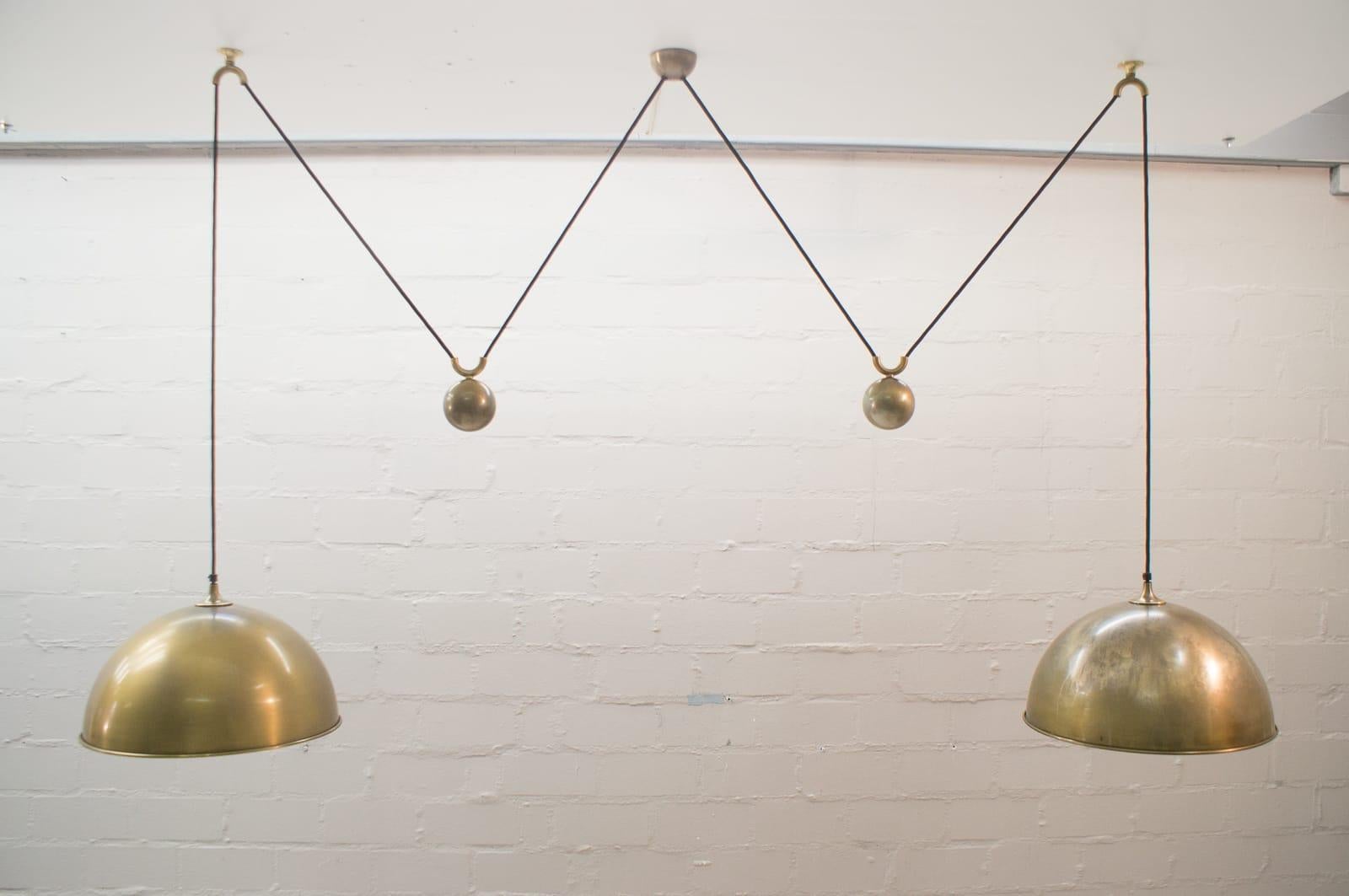 The Classic of Florian Schulz lamps. 

Height variable by adjusting the weight from 50cm to 150cm. 

Double Posa counter weight lamp. 1970s, brass with a very nice patina. 

Please have a look at the pictures. A lamp shade has a partly removed