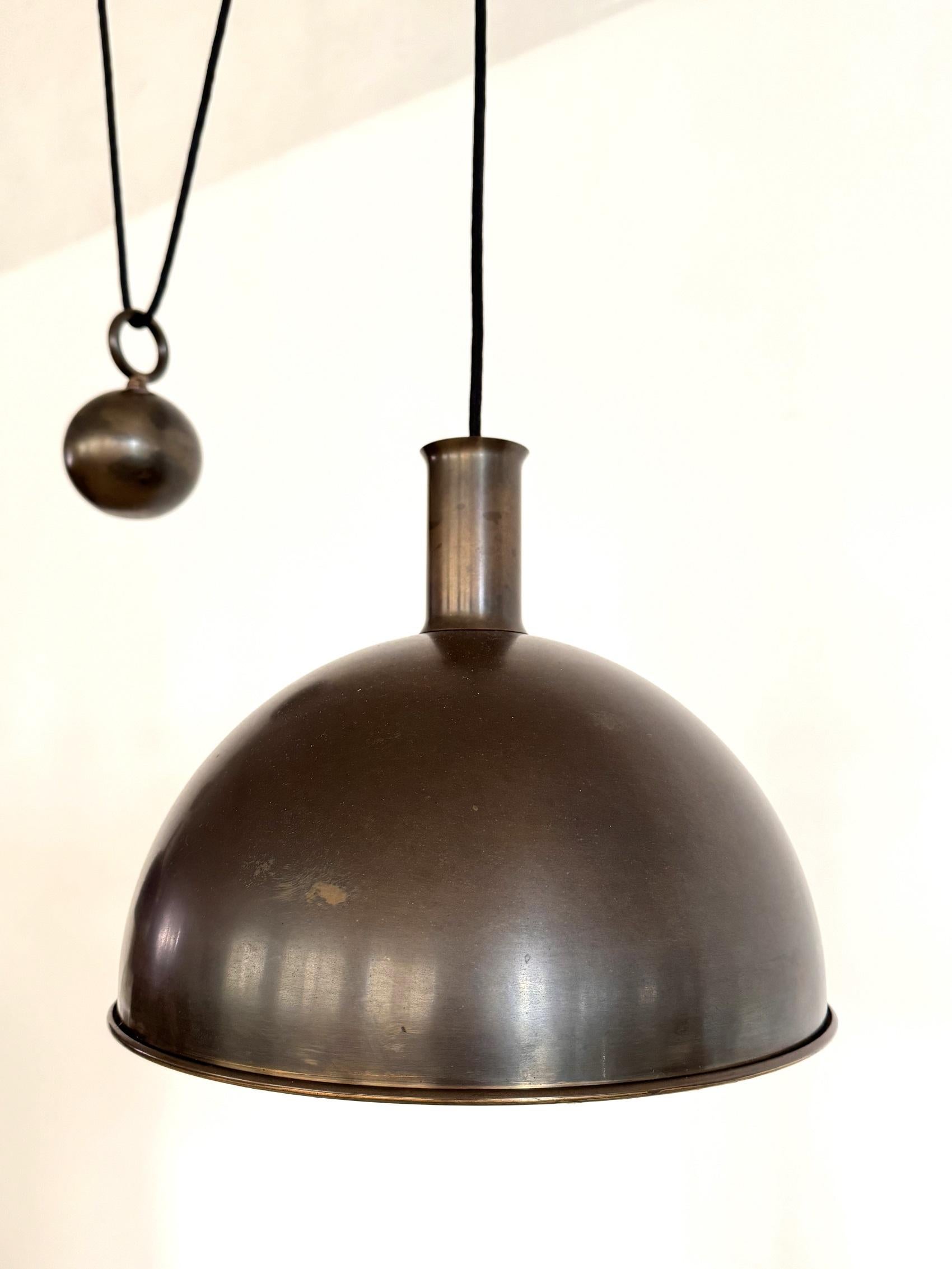 Lampada a sospensione a doppio contrappeso in ottone di Florian Schulz, anni '60 in vendita 4