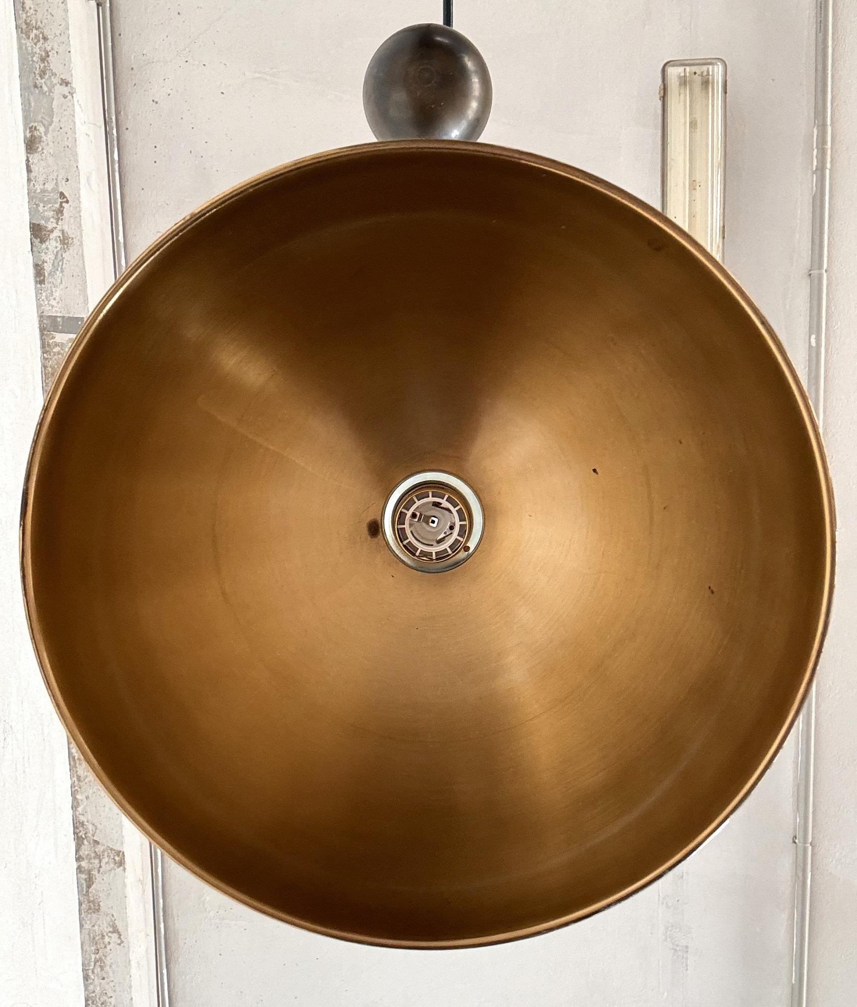 Lampada a sospensione a doppio contrappeso in ottone di Florian Schulz, anni '60 in vendita 5