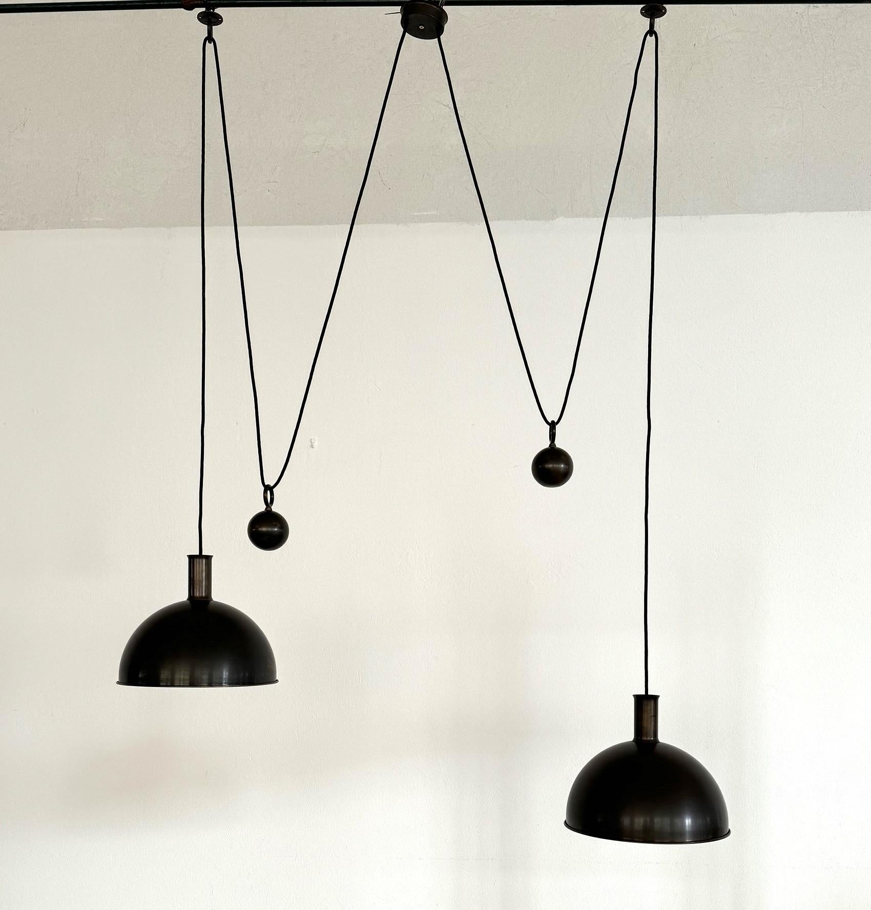 Lampada a sospensione a doppio contrappeso in ottone di Florian Schulz, anni '60 in vendita 7