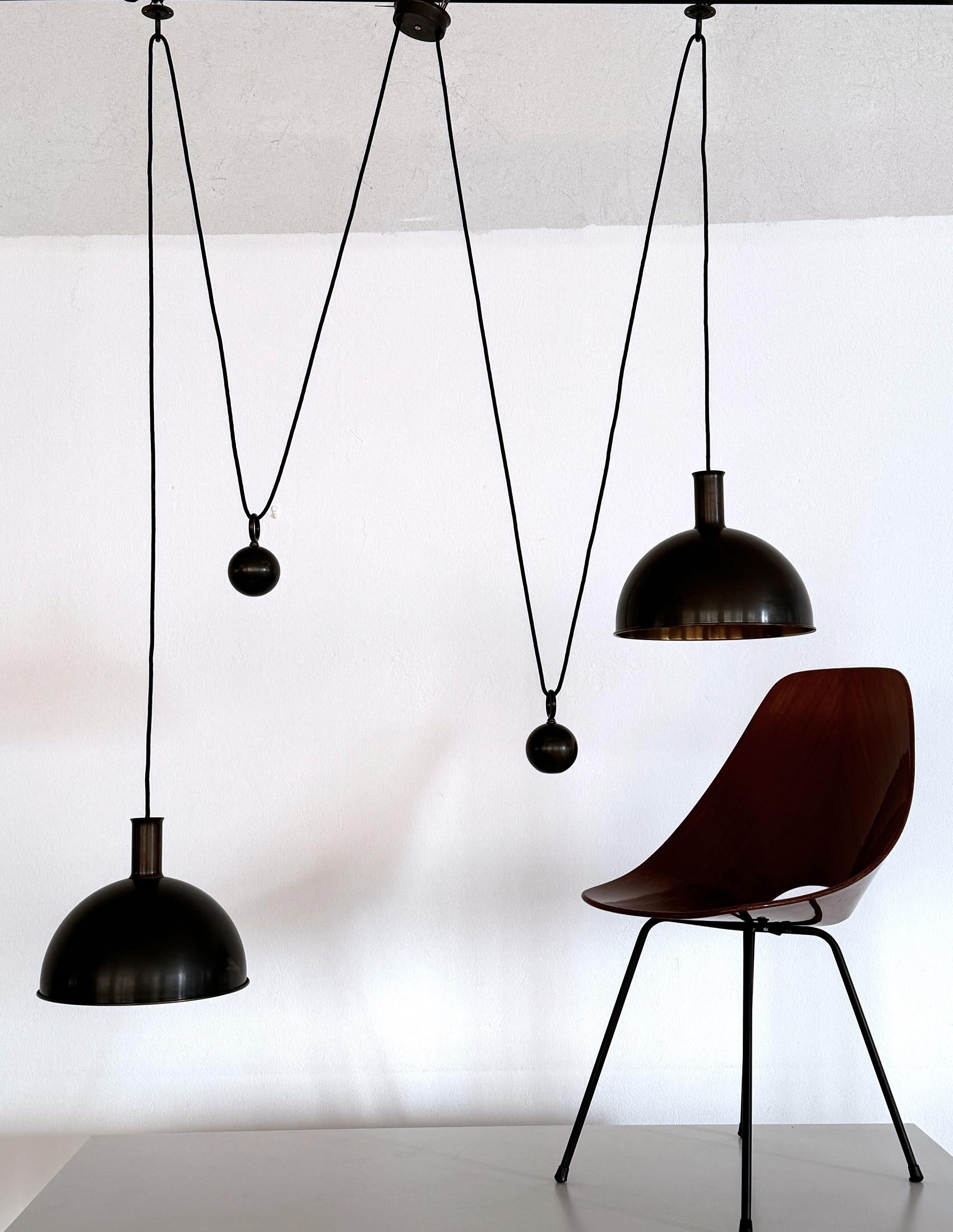 Lampada a sospensione a doppio contrappeso in ottone di Florian Schulz, anni '60

Lampada a sospensione a doppio contrappeso dal design classico di Florian Schulz e di alta qualità con due paralumi.
L'ottone originale all'esterno di entrambi i