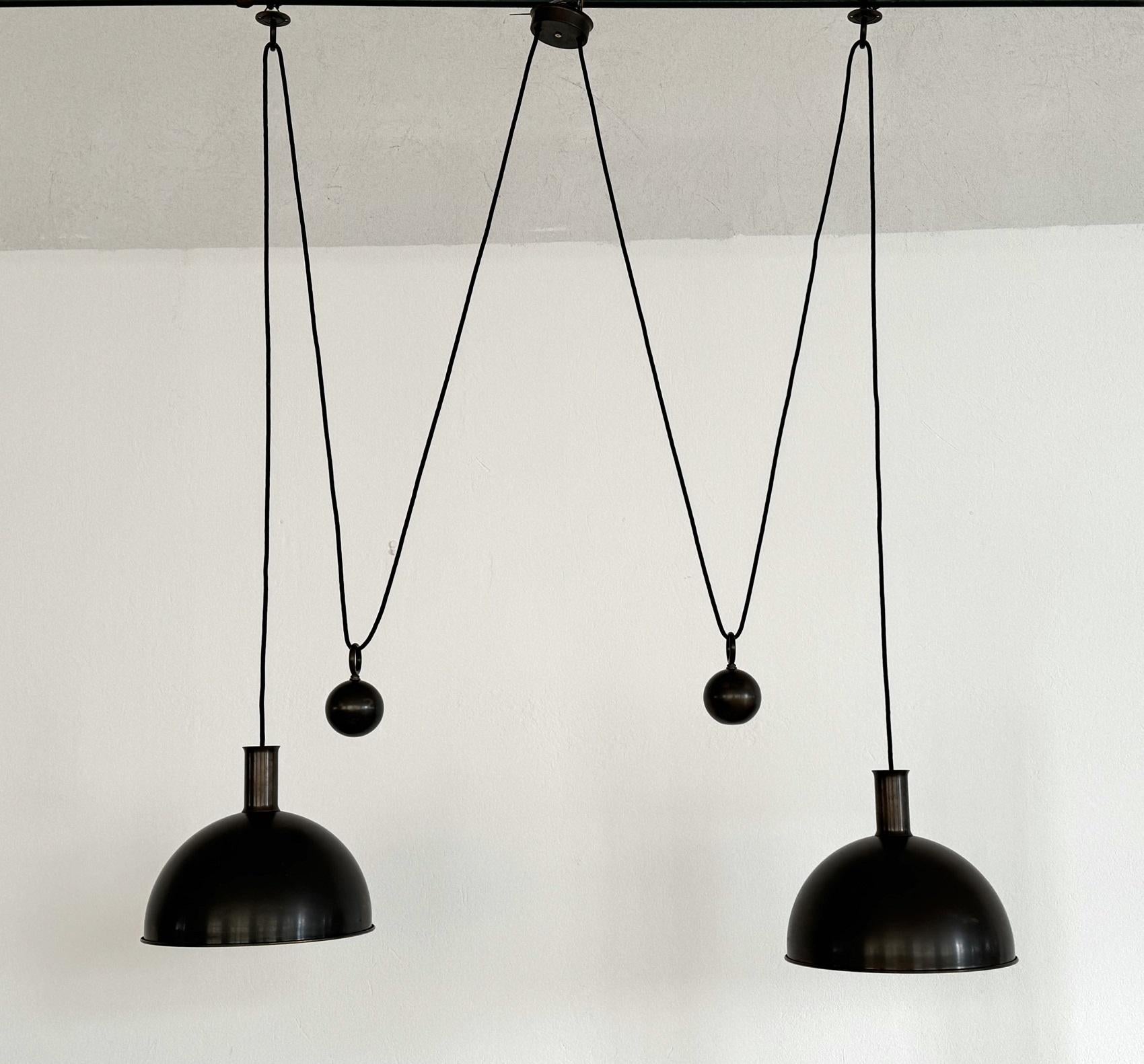 Mid-Century moderno Lampada a sospensione a doppio contrappeso in ottone di Florian Schulz, anni '60 in vendita