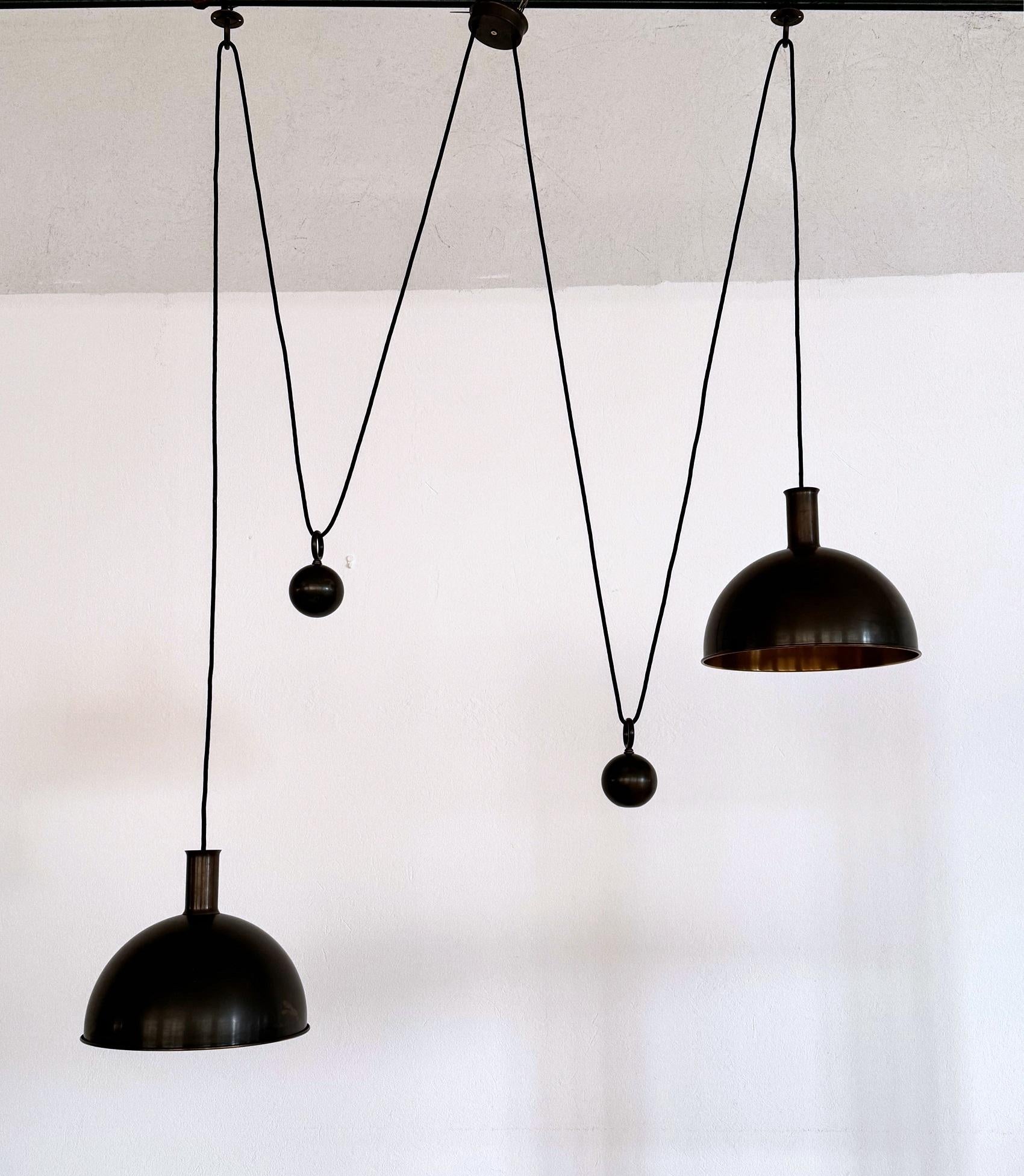 Lampada a sospensione a doppio contrappeso in ottone di Florian Schulz, anni '60 In condizioni buone in vendita a Morazzone, Varese