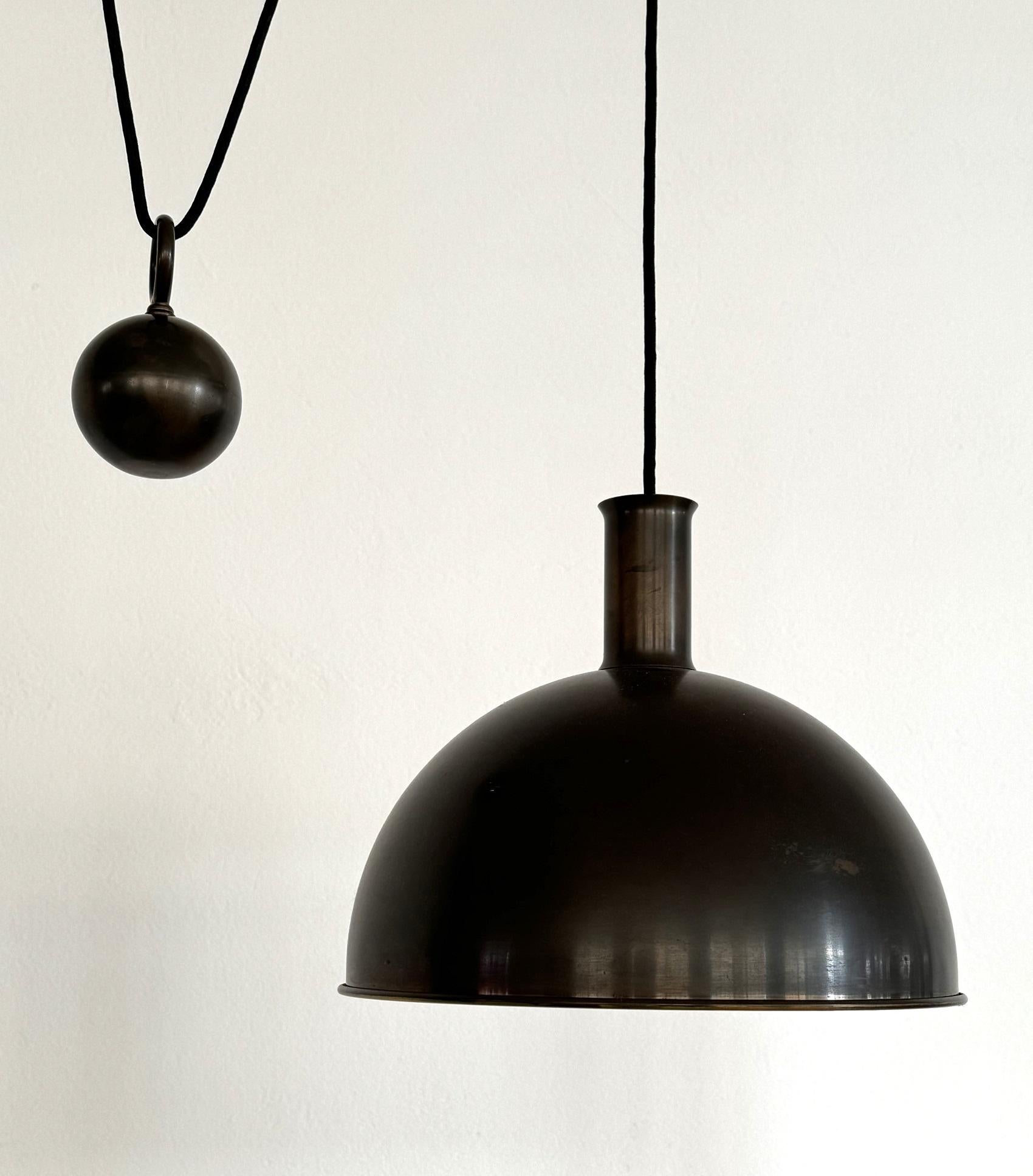 Metà XX secolo Lampada a sospensione a doppio contrappeso in ottone di Florian Schulz, anni '60 in vendita