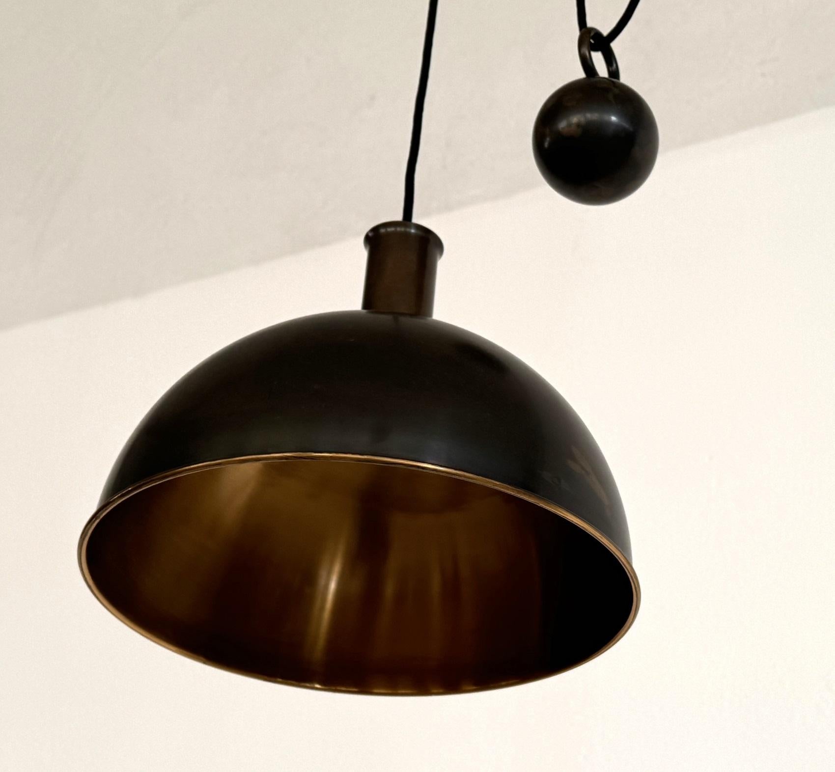 Lampada a sospensione a doppio contrappeso in ottone di Florian Schulz, anni '60 in vendita 1