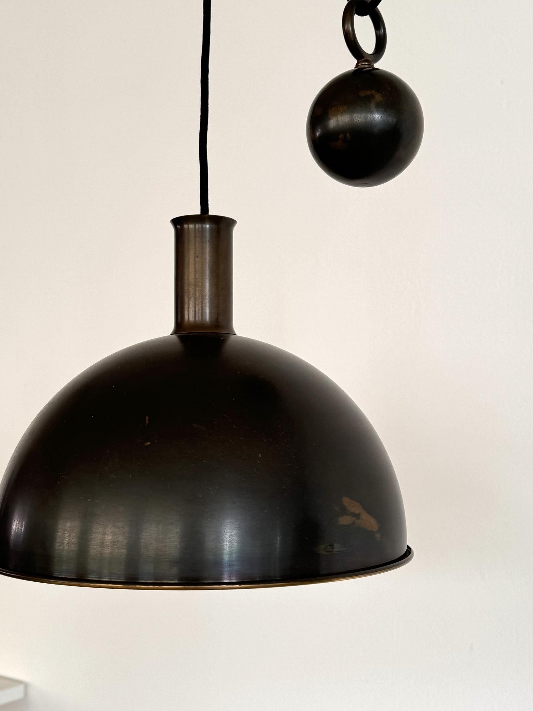 Lampada a sospensione a doppio contrappeso in ottone di Florian Schulz, anni '60 in vendita 2