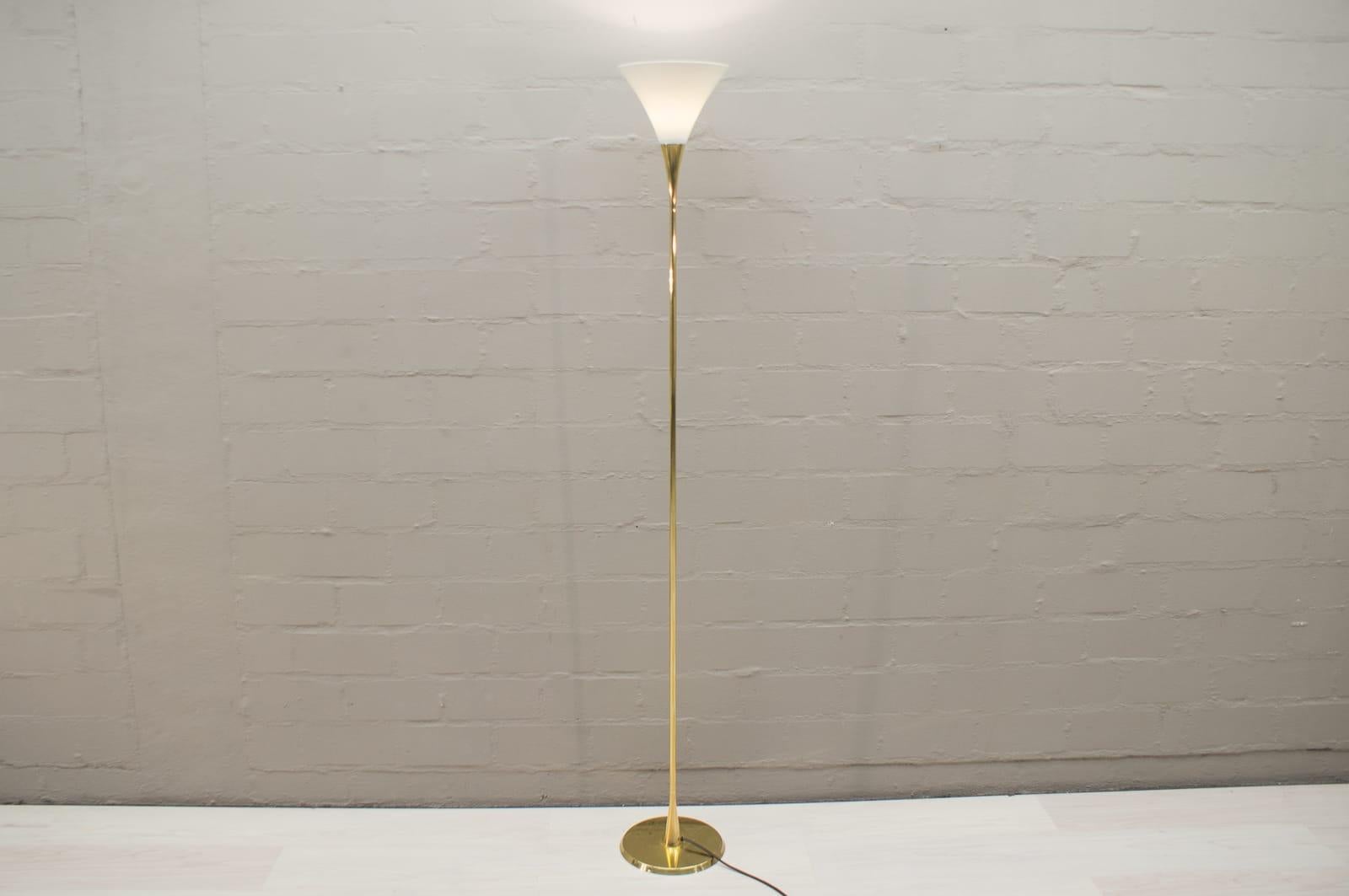 Florian Schulz Floor Lamp Lonea in Brass with an Porcelain Lamps Shade, 1990s In Good Condition In Nürnberg, Bayern