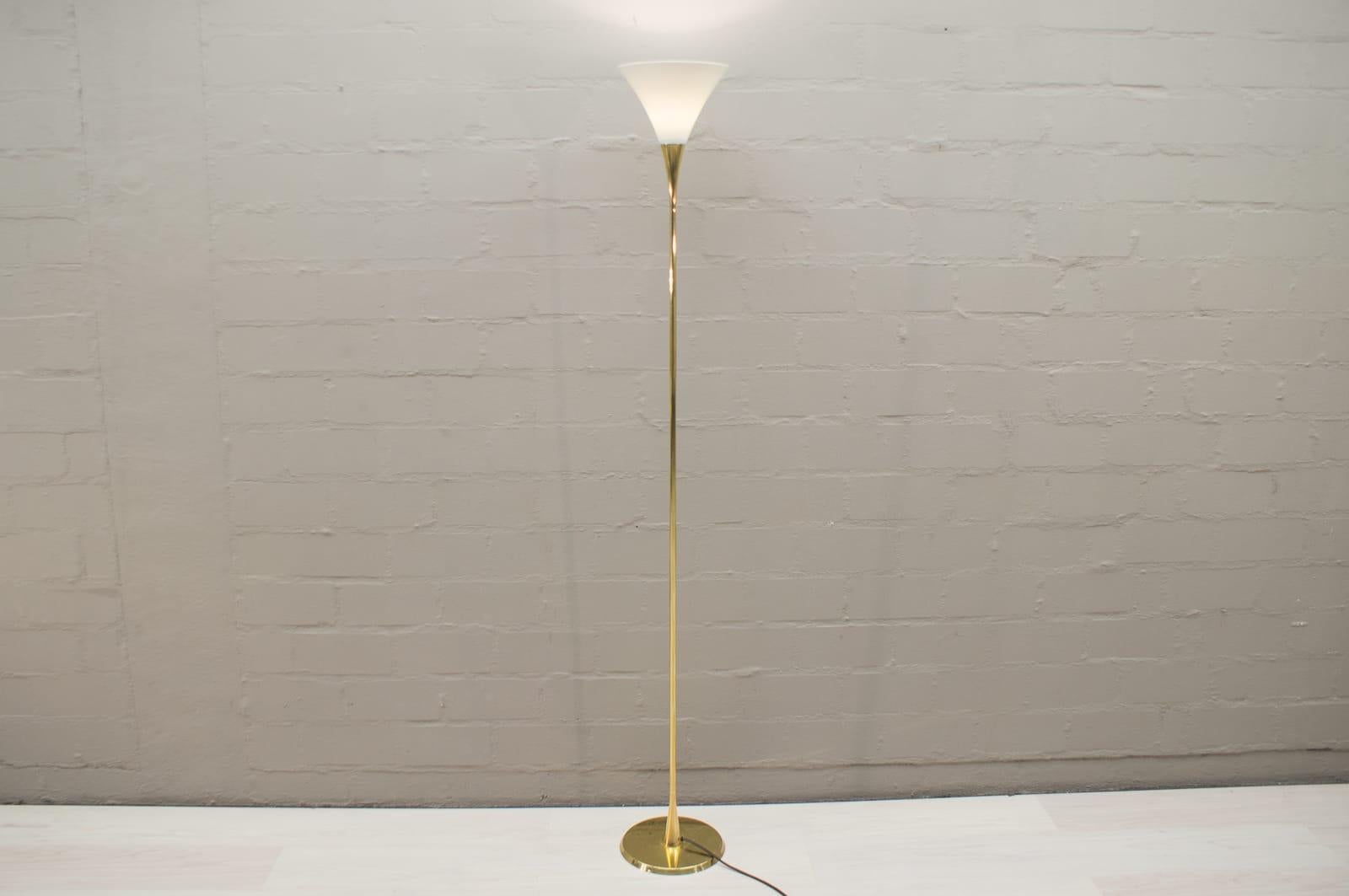 Fine XX secolo Lampada da terra Lonea di Florian Schulz in ottone con paralume in porcellana, anni '90 in vendita