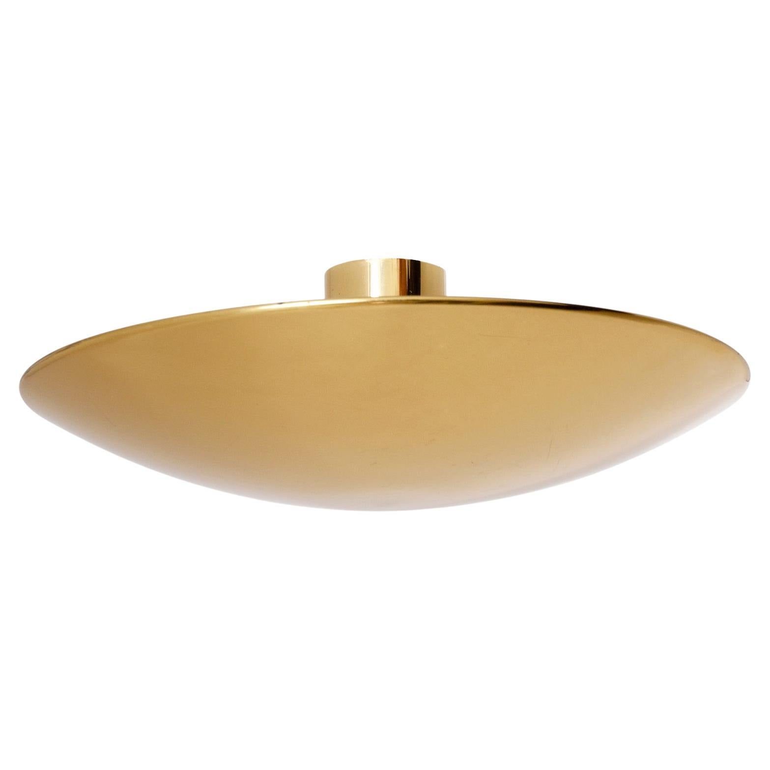 Un modello di plafoniera a ciotola uplight di Florian Schulz, Germania, prodotto a metà del secolo scorso, circa 1970 (fine anni '60 o inizio anni '70). 
La luce è realizzata in solido ottone lucido. Ha una superficie invecchiata con una tonalità