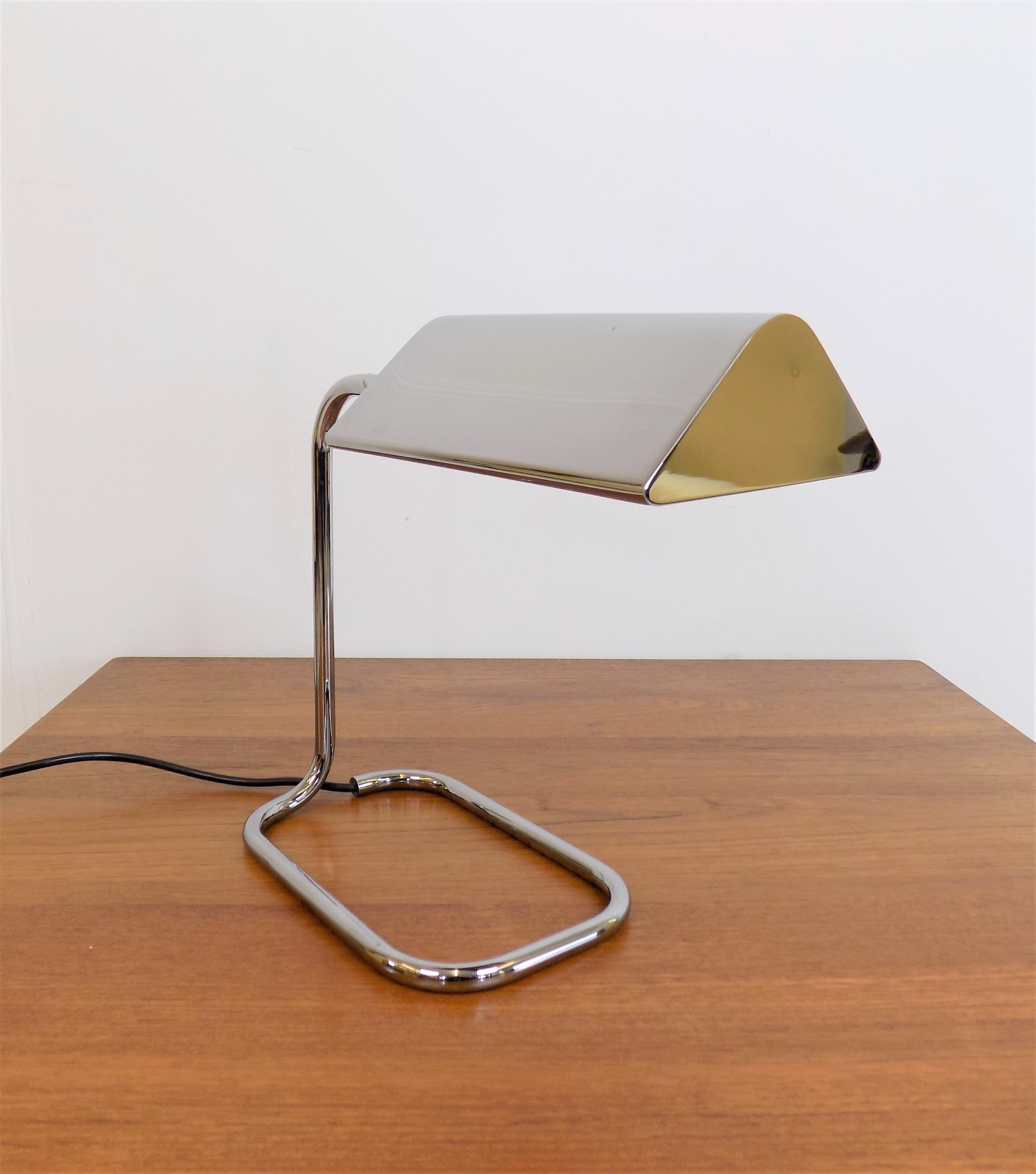 Table lamp from the 1970s by the German lighting manufacturer Florian Schulz. The lamp is in the Hollywood Regency style and was designed and manufactured by Florian Schulz. The lamp is in very good condition and shows no signs of wear. The