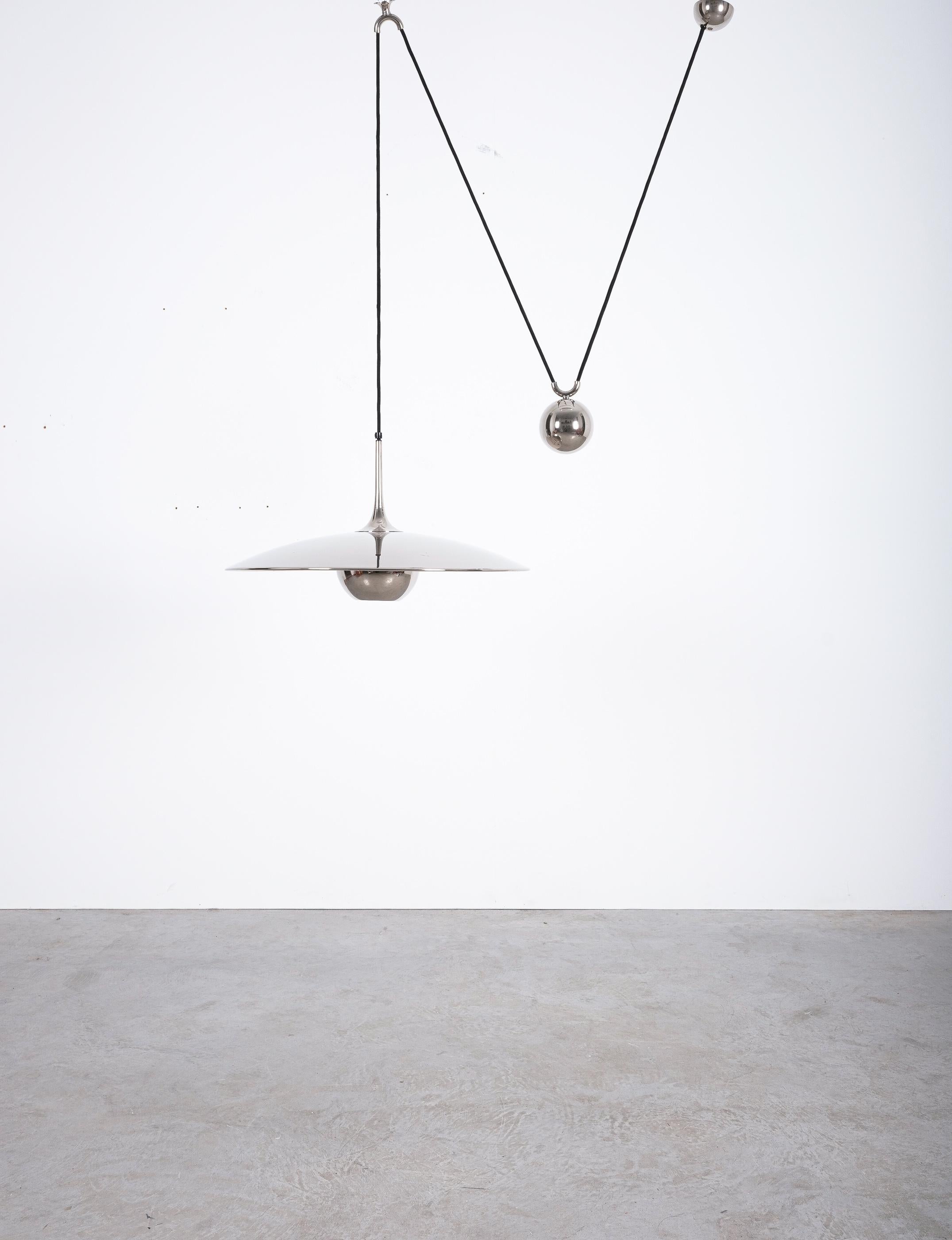 Florian Schulz counterweight light Ono in chrome finish

Elegant highly polished chromed brass pendant lamp by Florian Schulz/Germany with a shiny finish and heavy counterweight to easily adjust the light in height. Very good condition, it holds