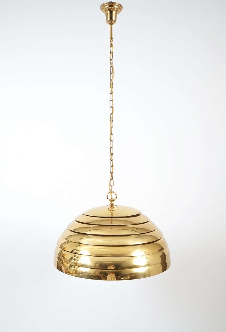Mid-Century moderno Florian Schulz Ciondolo a cupola grande in ottone con diffusore traslucido in vendita