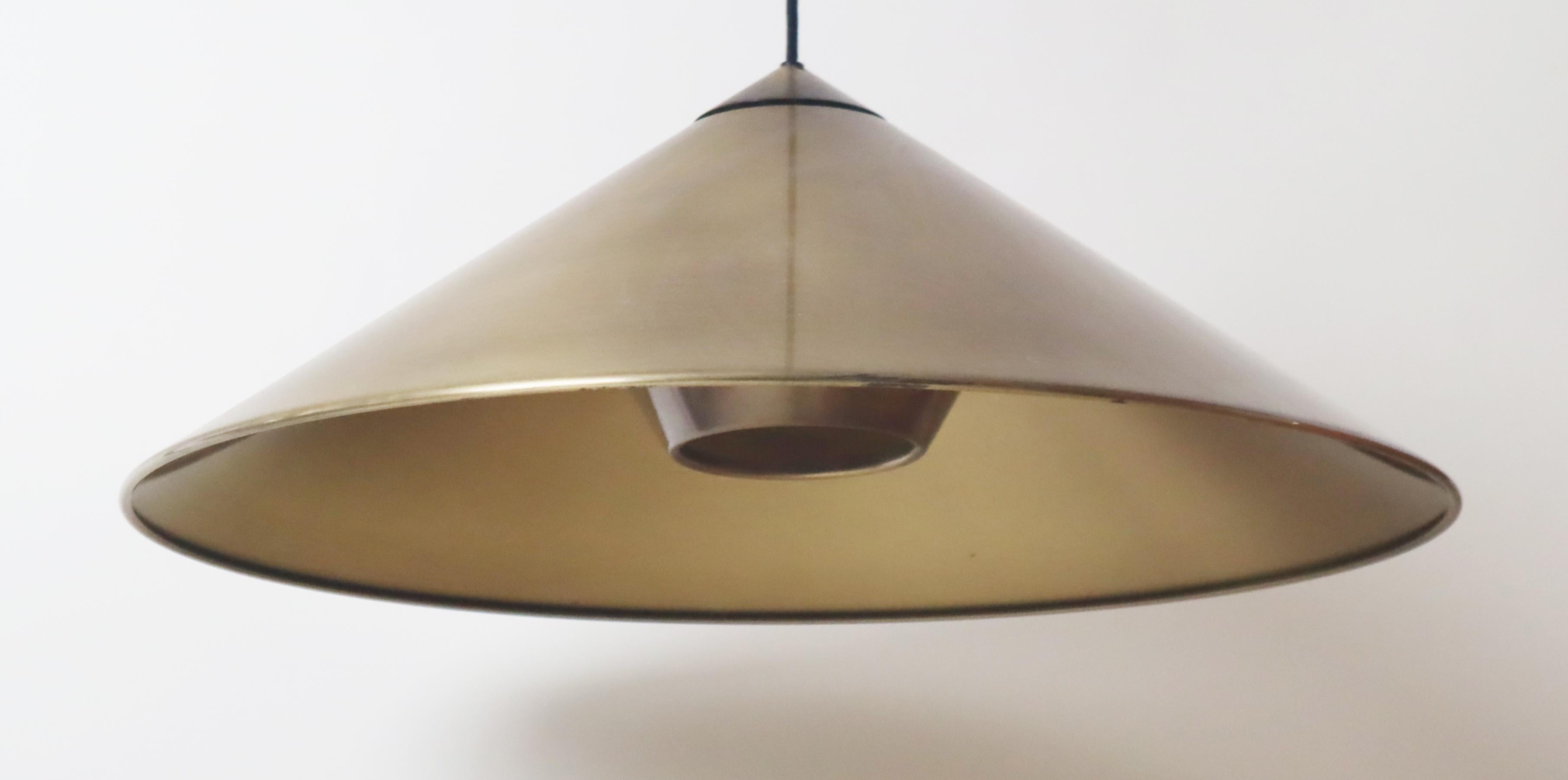 Florian Schulz Lámpara colgante KEOS de gran contrapeso en latón, años 70 en venta 6